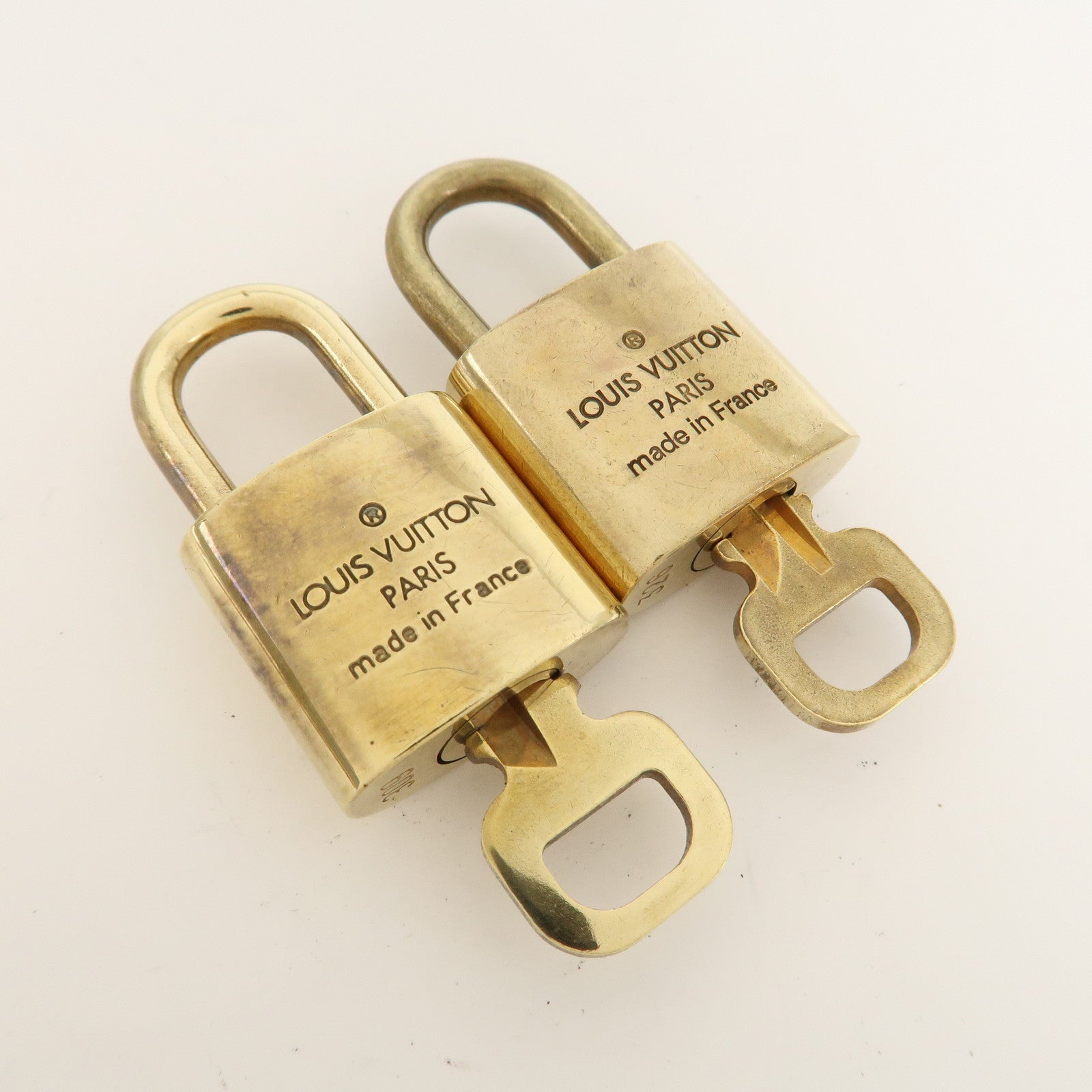 Louis Vuitton Set of 10 Lock 
Key Cadena Key Lock Metal Gold