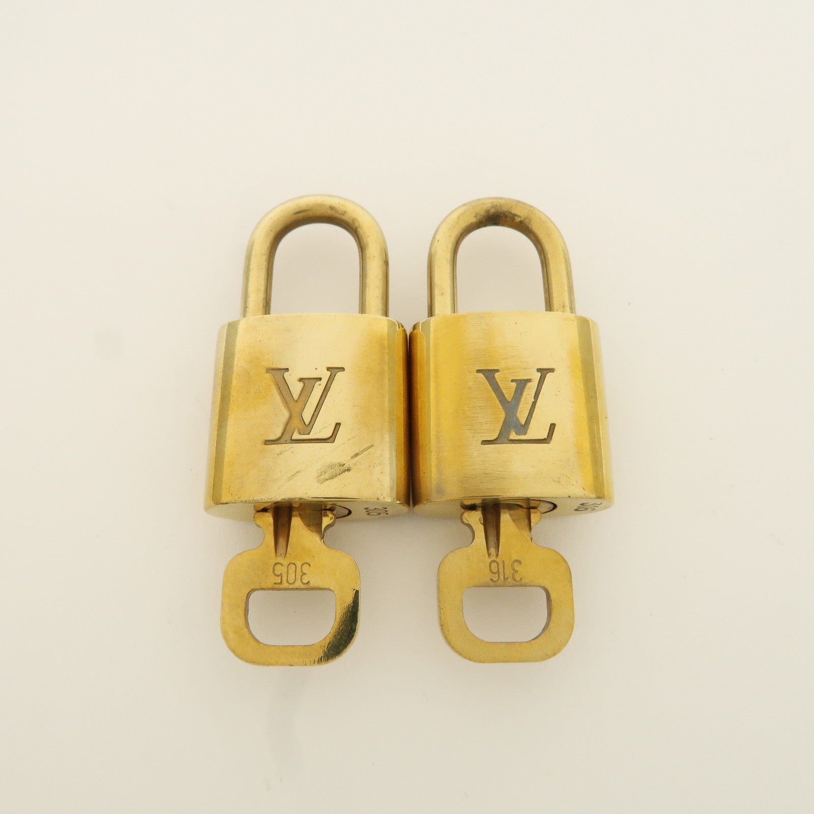 Louis Vuitton Set of 10 Lock 
Key Cadena Key Lock Metal Gold Used