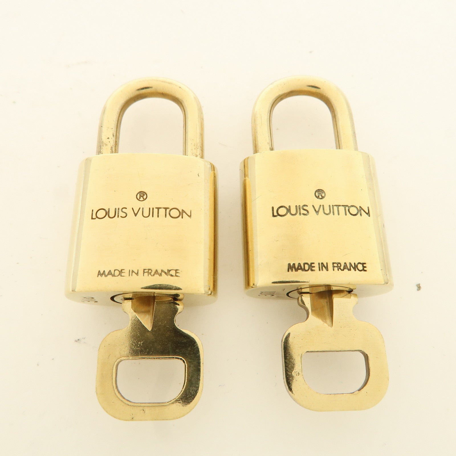 Louis Vuitton Set of 10 Lock 
Key Cadena Key Lock Metal Gold Used