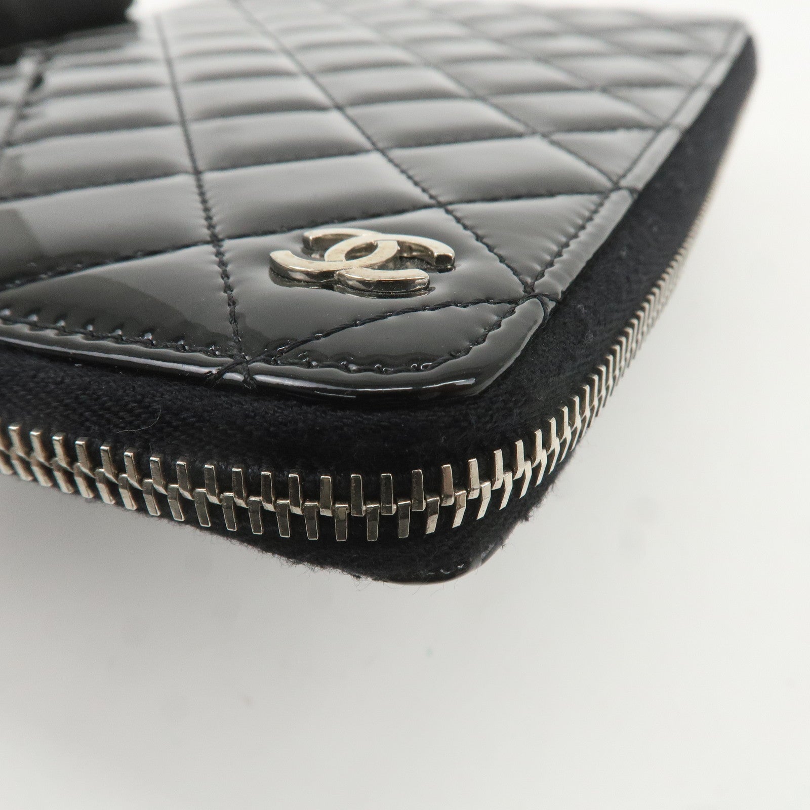 CHANEL Matelasse Patent Leather Round Zipper Notebook Cover