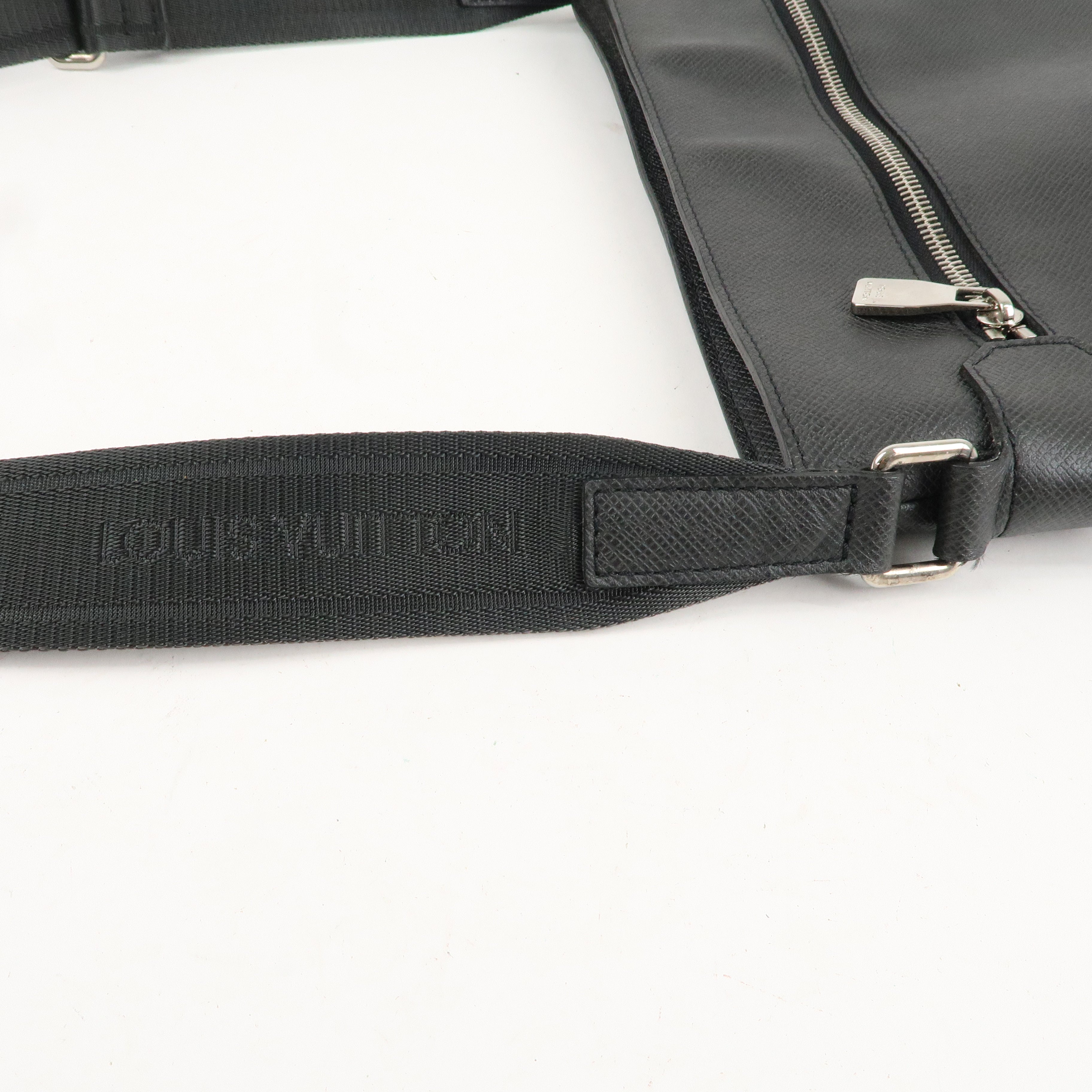 Louis Vuitton Taiga Sasha Crossbody Bag Glacier M32630