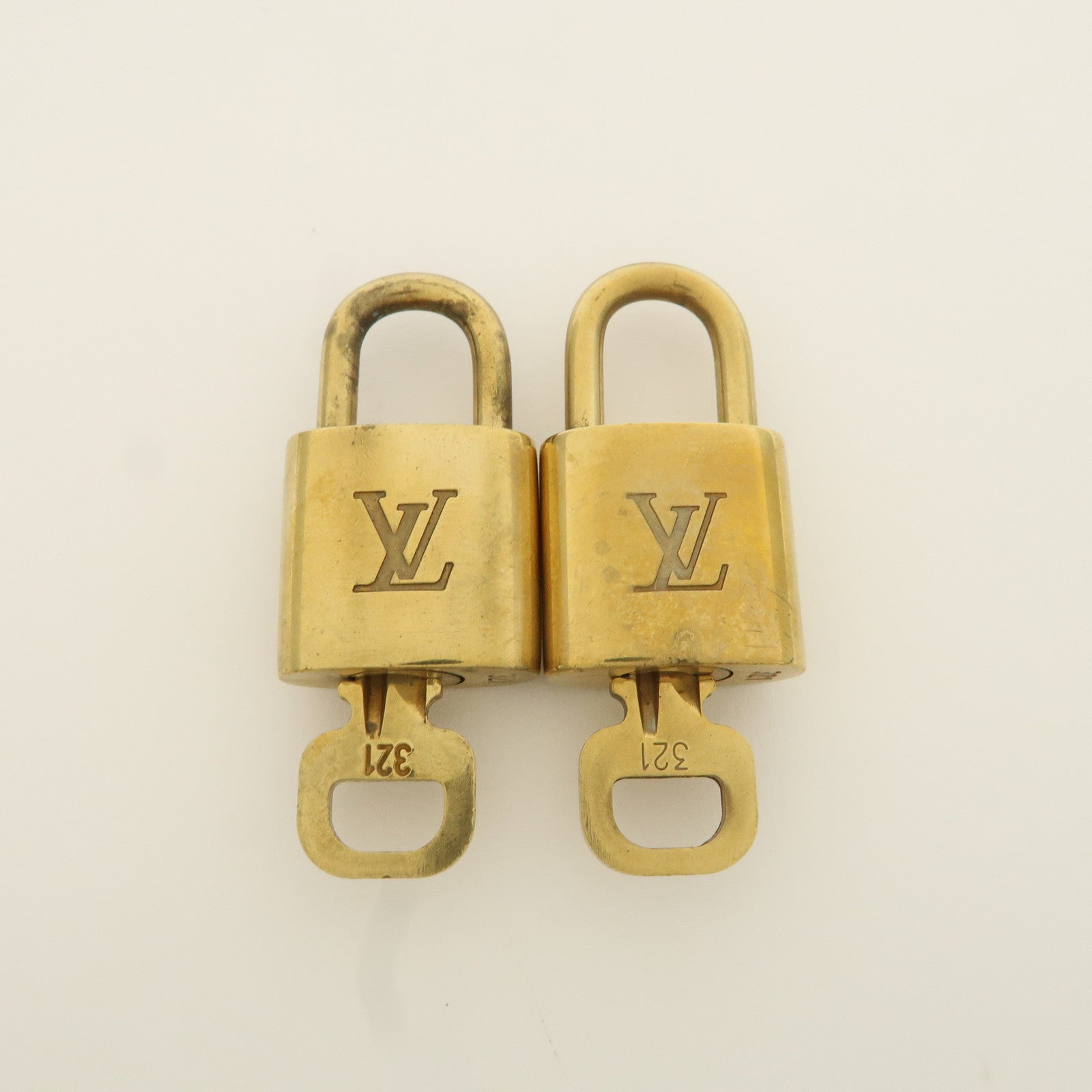 Louis Vuitton Set of 10 Lock 
Key Cadena Key Lock Metal Gold Used