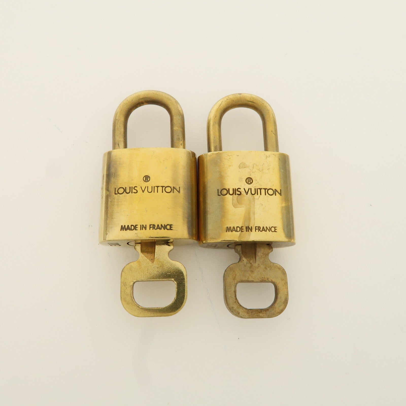 Louis Vuitton Set of 10 Lock 
Key Cadena Key Lock Metal Gold Used