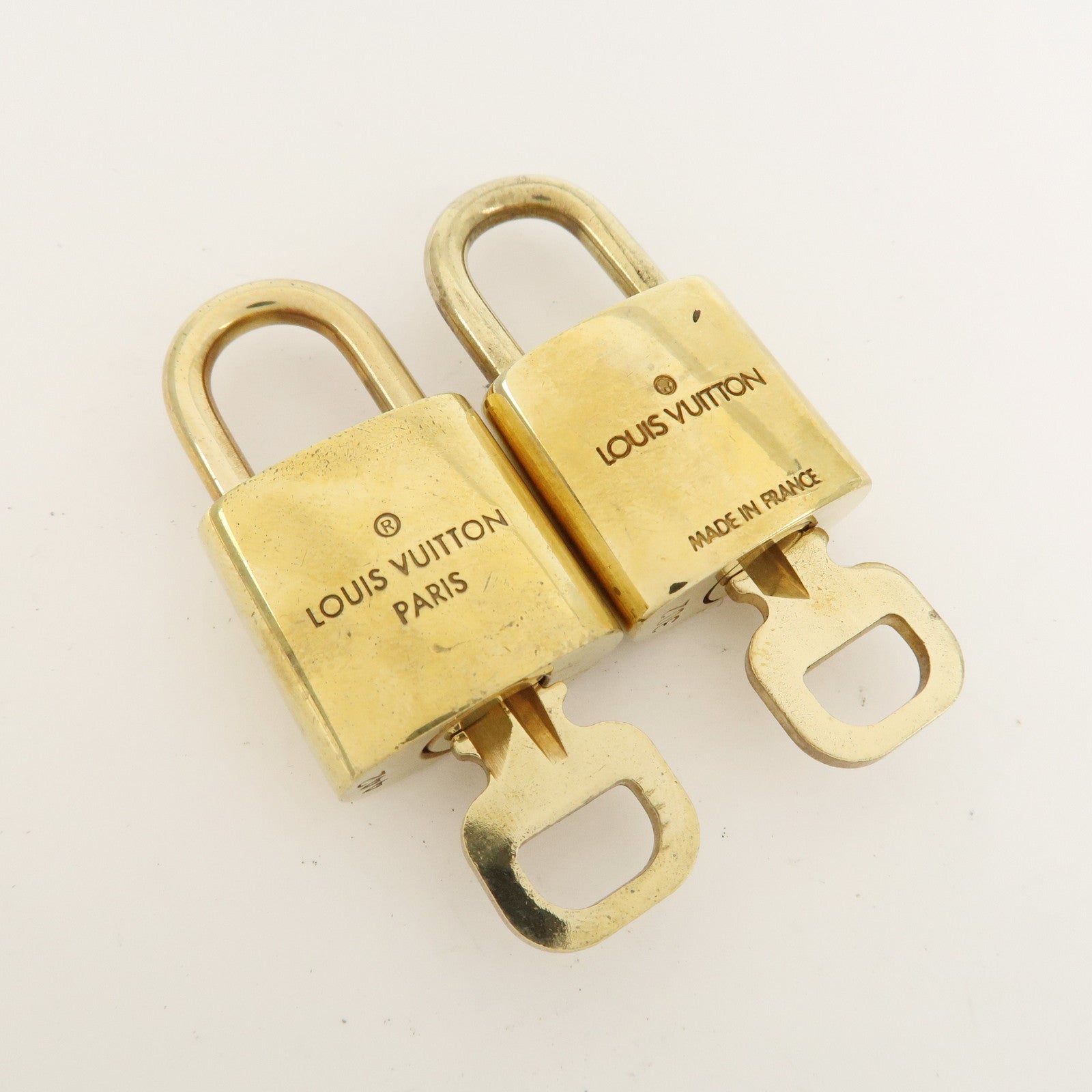 Louis Vuitton Set of 10 Lock 
Key Cadena Key Lock Metal Gold Used