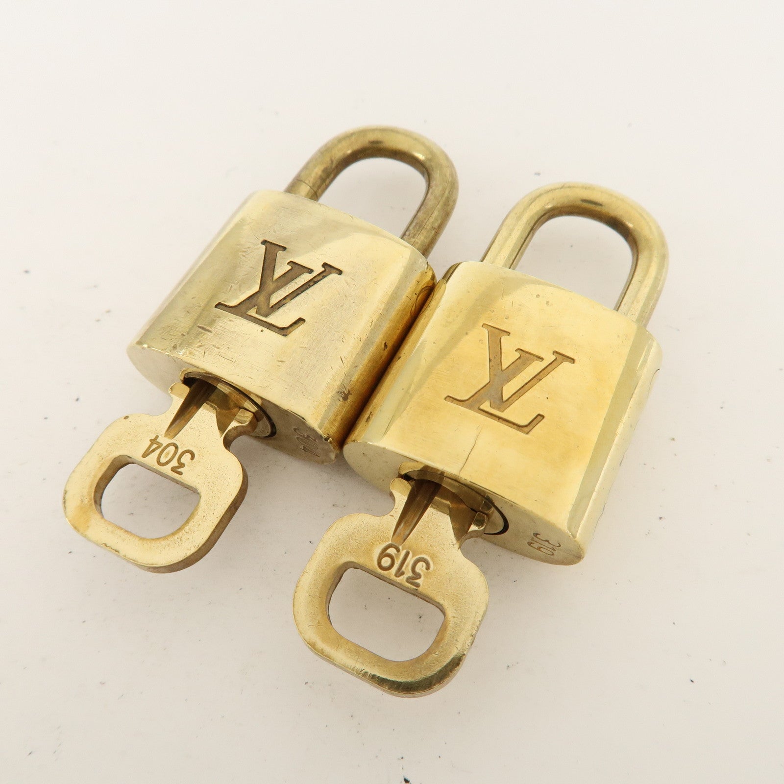 Louis Vuitton Set of 10 Lock 
Key Cadena Key Lock Metal Gold