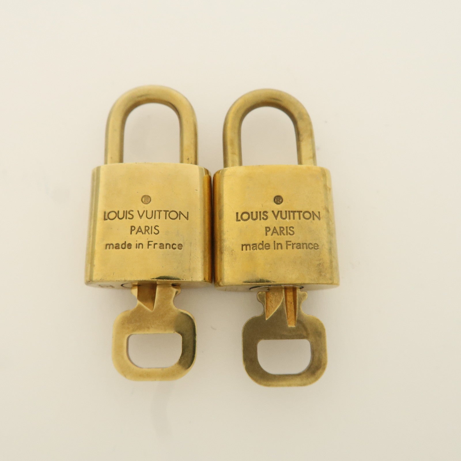 Louis Vuitton Set of 10 Lock 
Key Cadena Key Lock Metal Gold Used