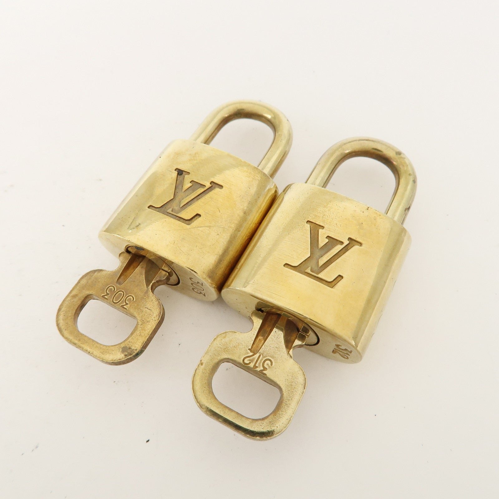 Louis Vuitton Set of 10 Lock 
Key Cadena Key Lock Metal Gold