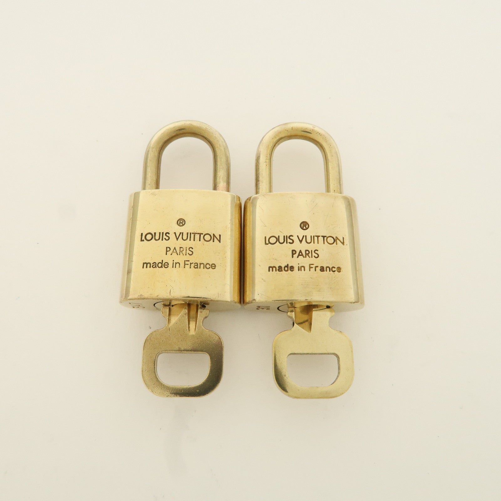 Louis Vuitton Set of 10 Lock 
Key Cadena Key Lock Metal Gold Used