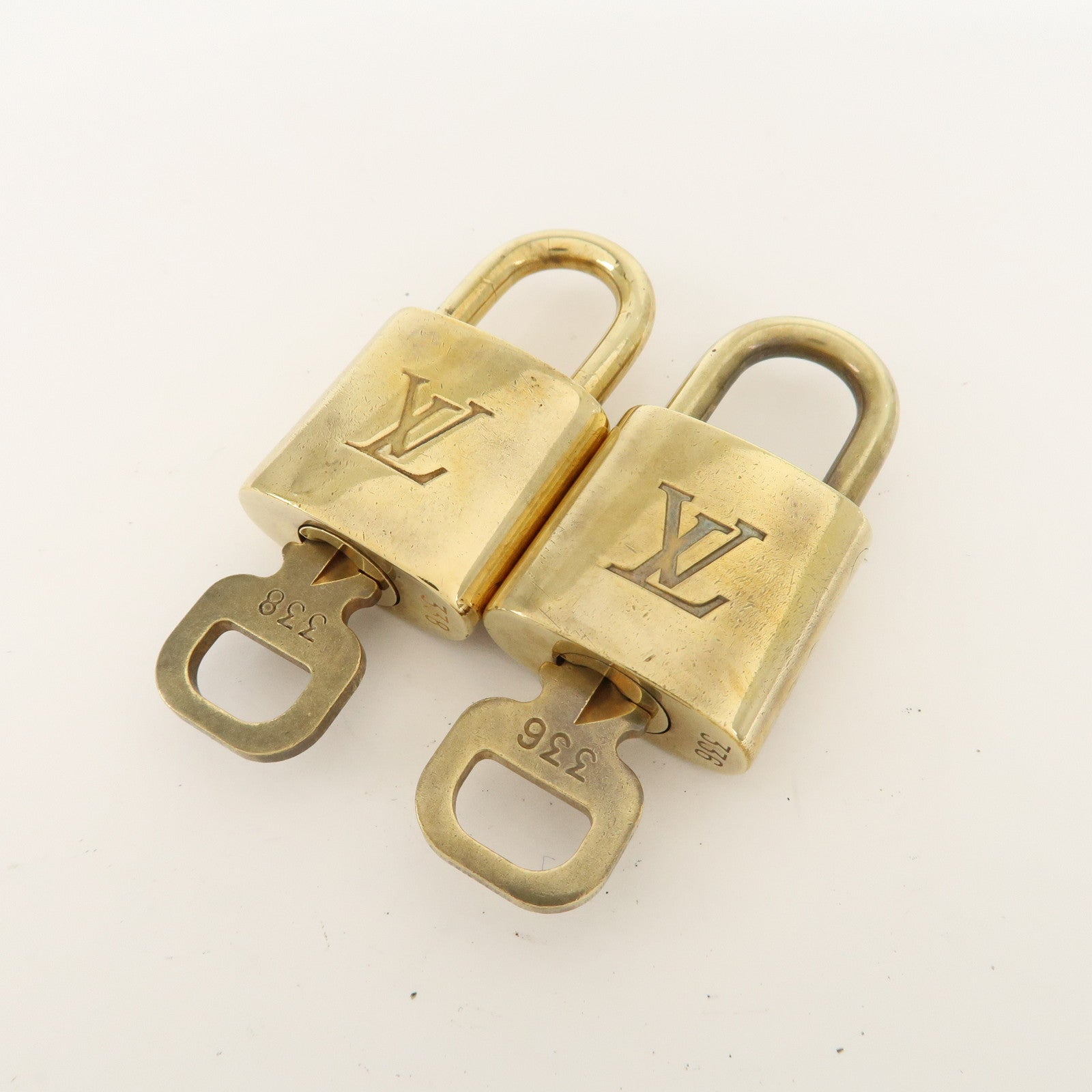 Louis Vuitton Set of 10 Lock 
Key Cadena Key Lock Metal Gold