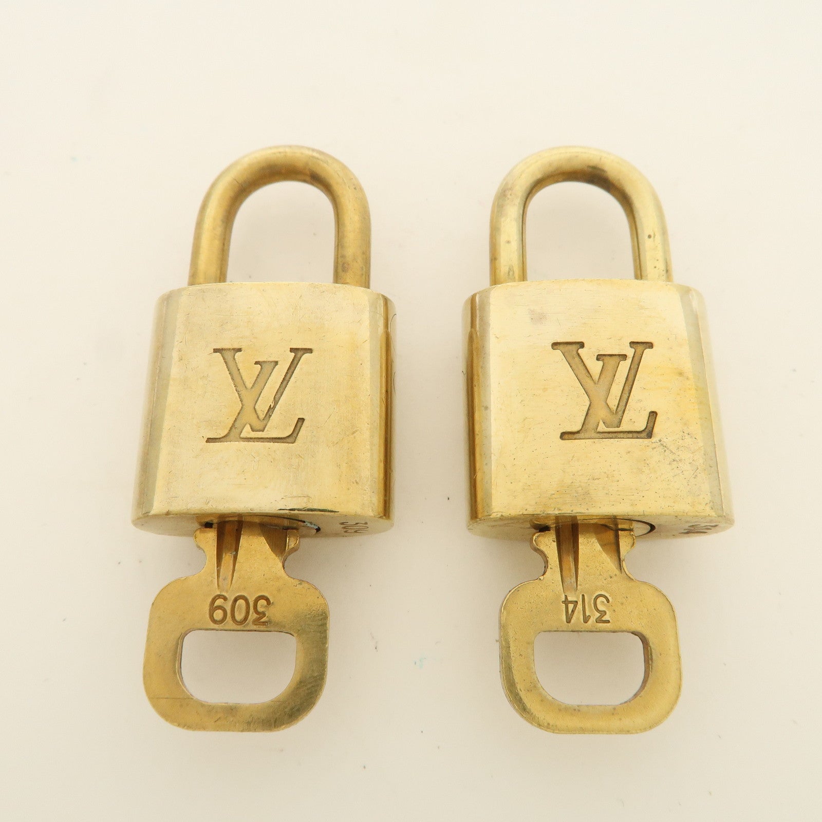 Louis Vuitton Set of 10 Lock 
Key Cadena Key Lock Used