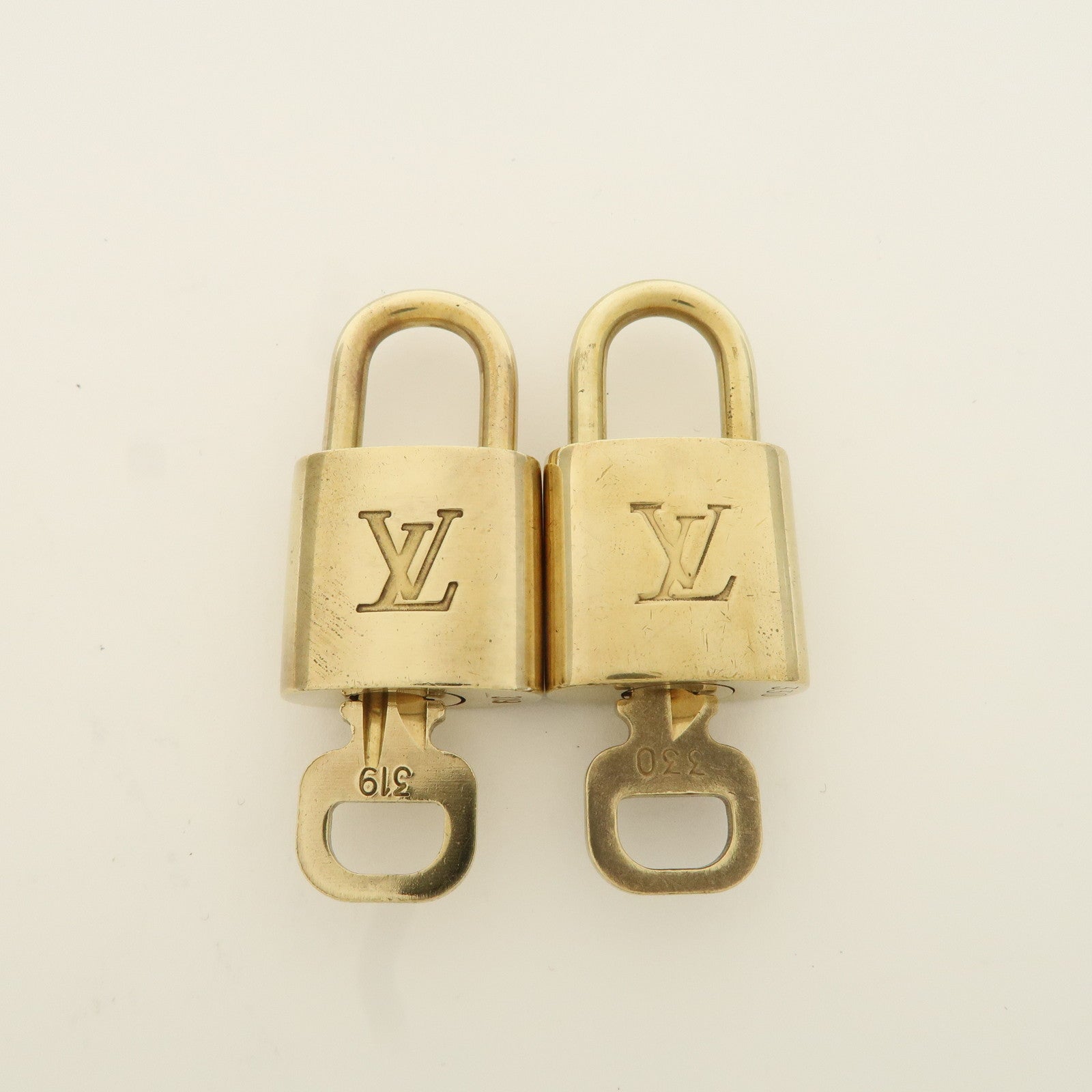 Louis Vuitton Set of 10 Lock 
Key Cadena Key Lock Metal Gold Used