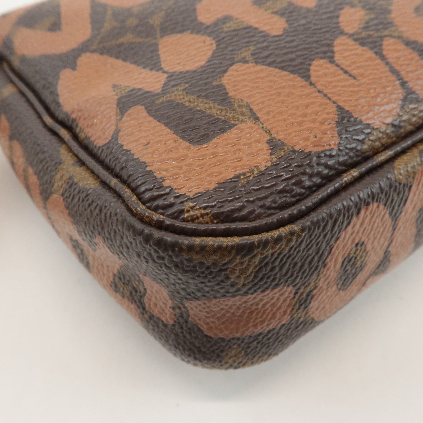 Louis Vuitton Monogram Graffiti Pochette Accessoires M92193