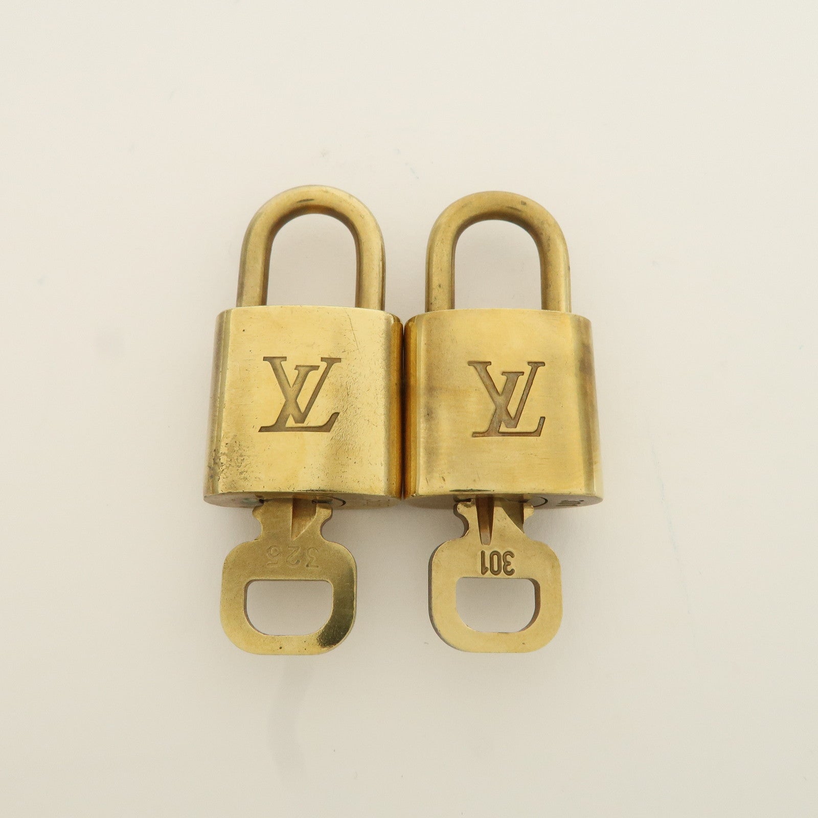 Louis Vuitton Set of 10 Lock 
Key Cadena Key Lock Metal Gold Used