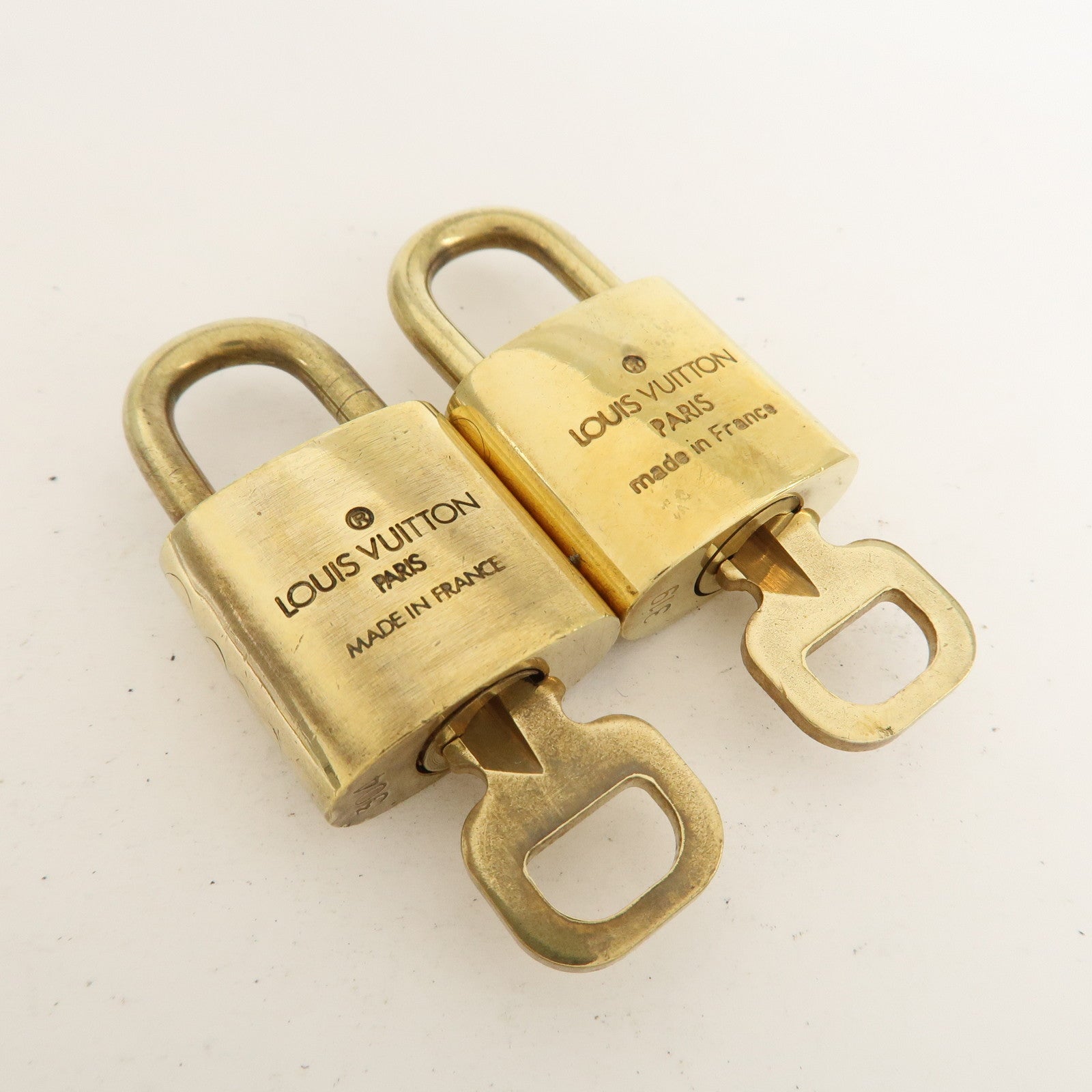 Louis Vuitton Set of 10 Lock 
Key Cadena Key Lock Metal Gold