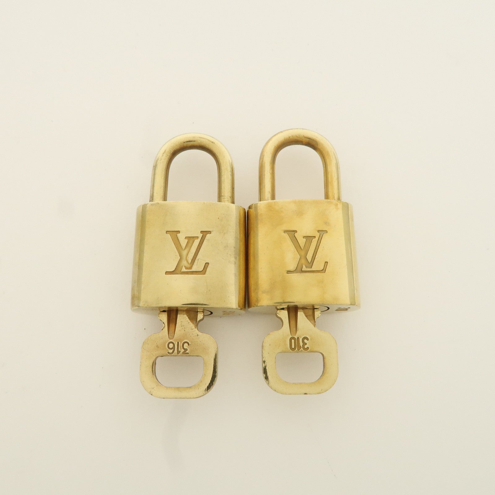 Louis Vuitton Set of 10 Lock 
Key Cadena Key Lock Metal Gold Used