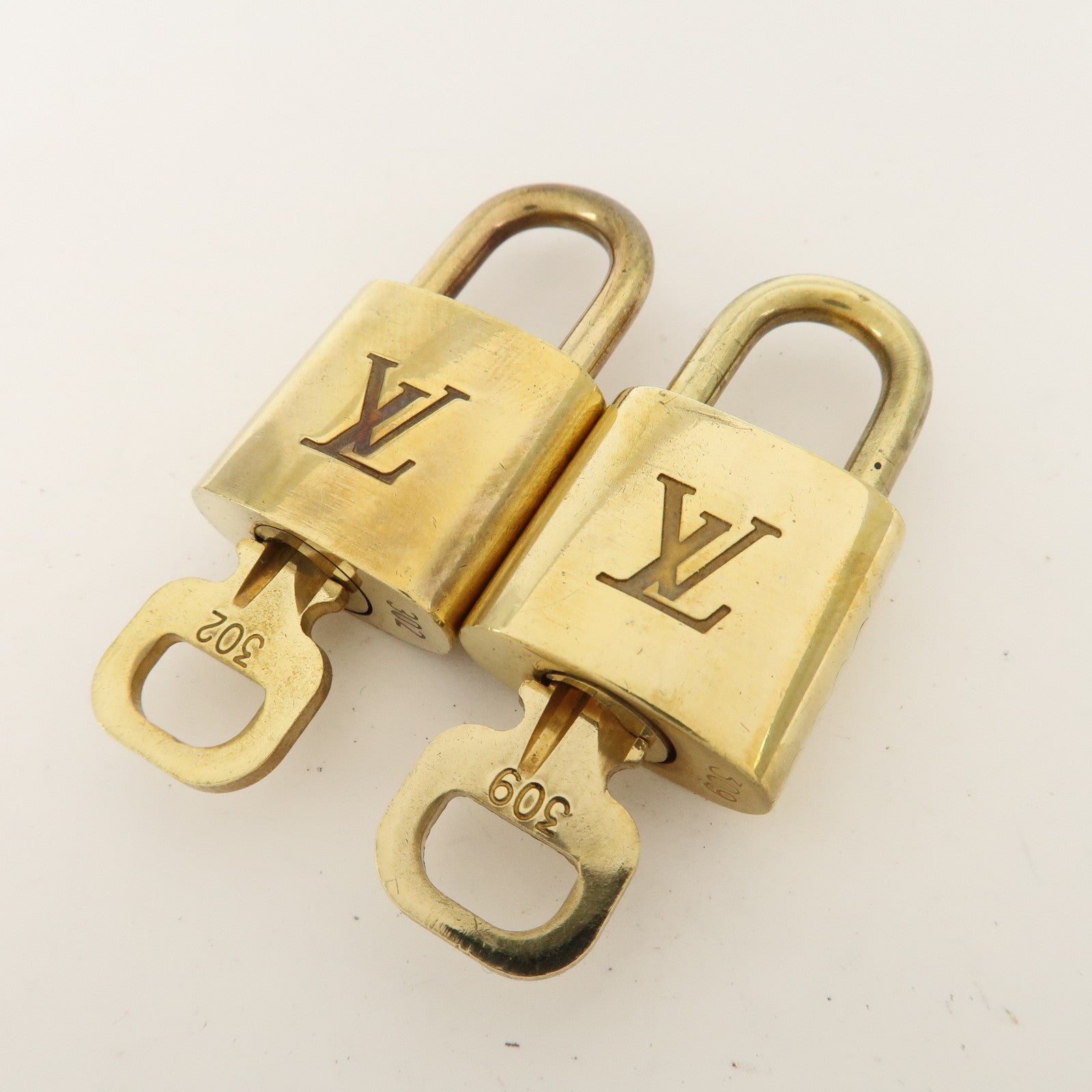 Louis Vuitton Set of 10 Lock 
Key Cadena Key Lock Metal Gold Used