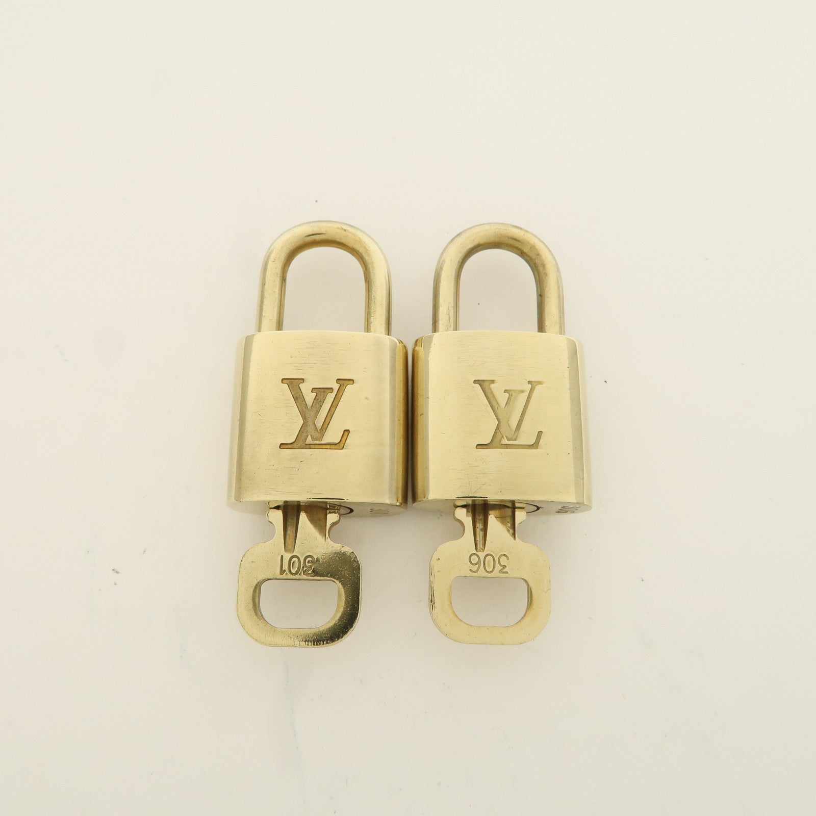 Louis Vuitton Set of 10 Lock 
Key Cadena Key Lock Metal Gold Used