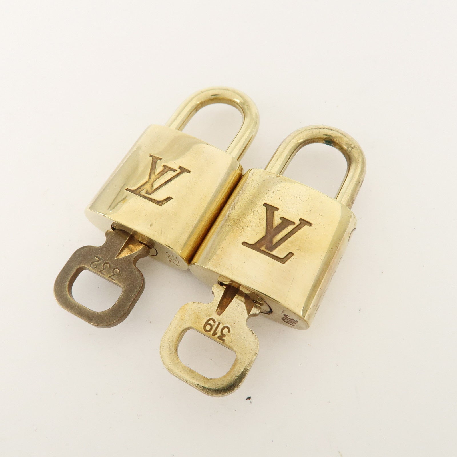 Louis Vuitton Set of 10 Lock 
Key Cadena Key Lock Metal Gold