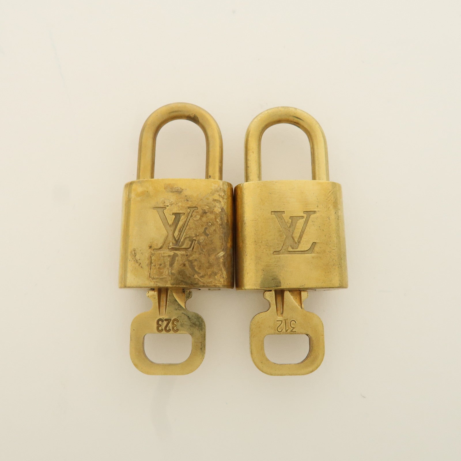 Louis Vuitton Set of 10 Lock 
Key Cadena Key Lock Metal Gold Used