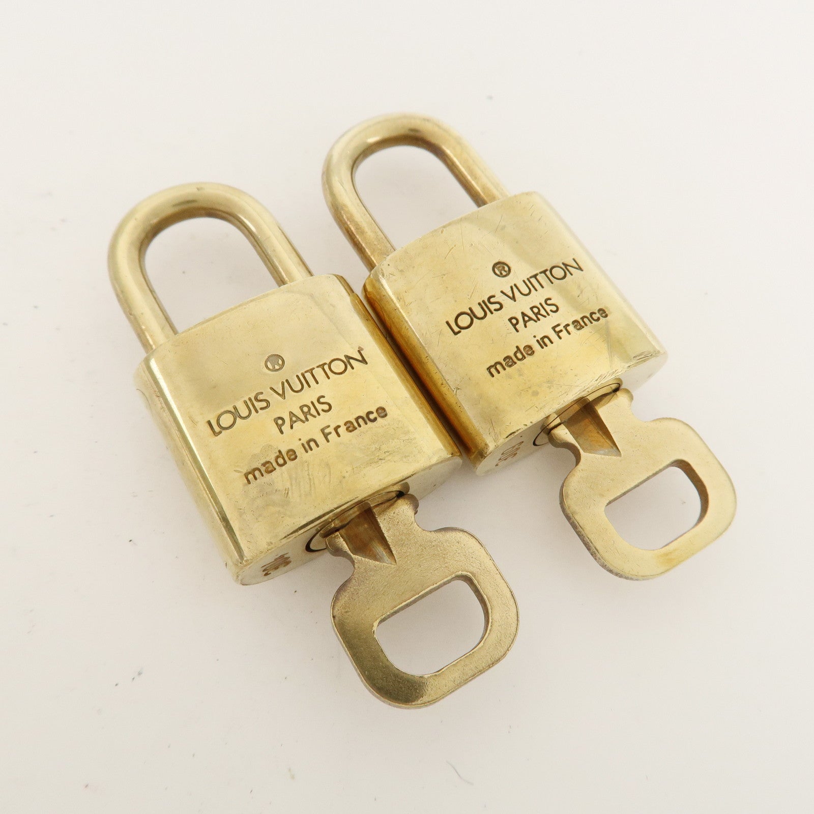 Louis Vuitton Set of 10 Lock 
Key Cadena Key Lock Metal Gold