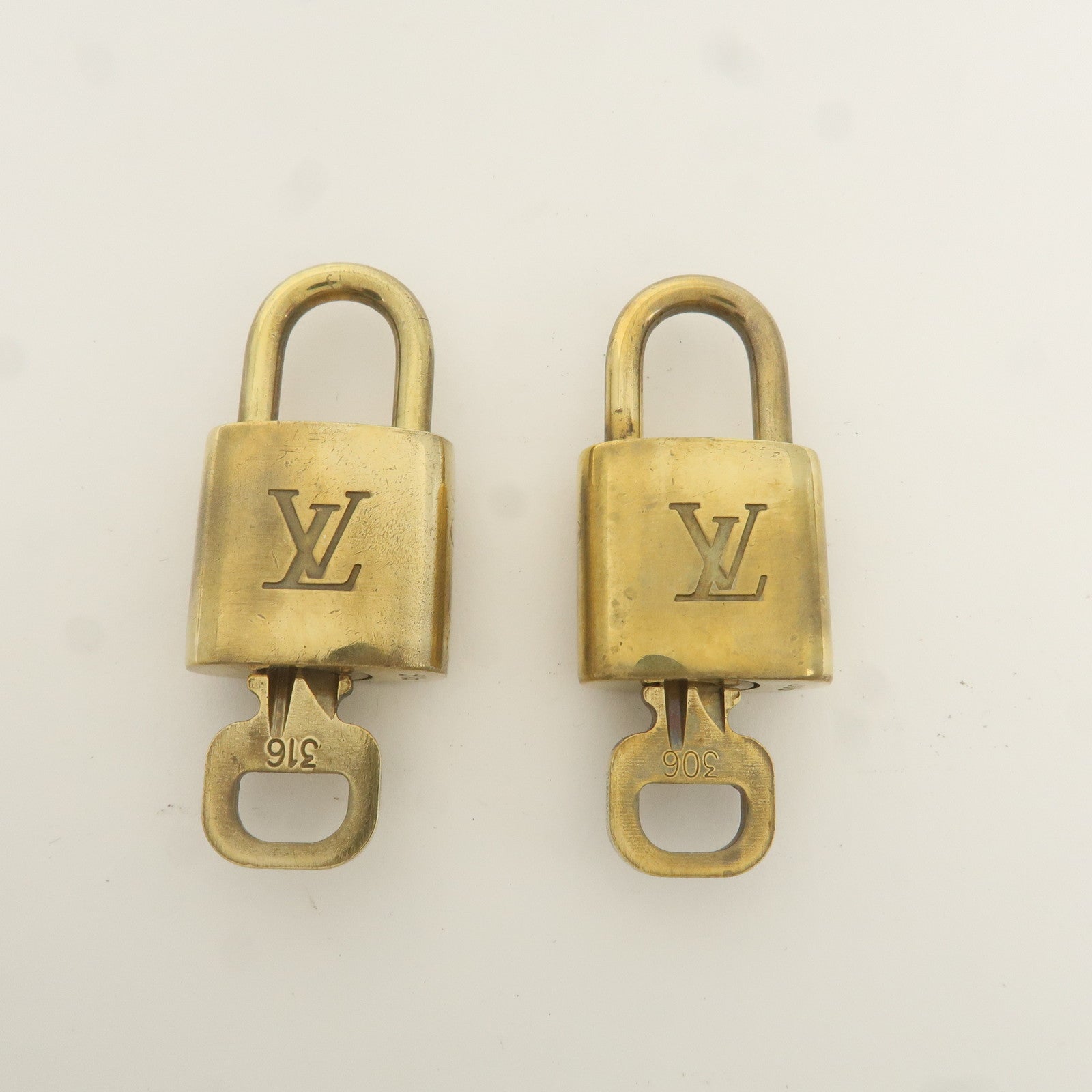 Louis Vuitton Set of 10 Lock 
Key Cadena Key Lock Gold