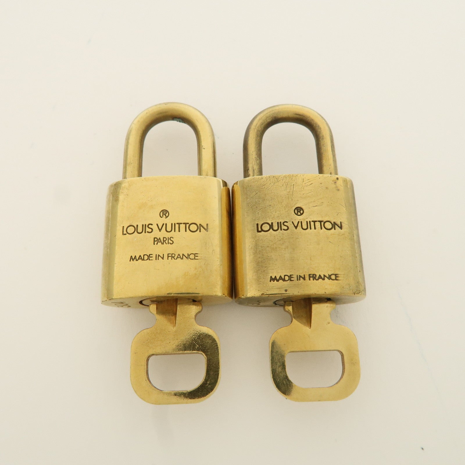 Louis Vuitton Set of 10 Lock 
Key Cadena Key Lock Metal Gold Used