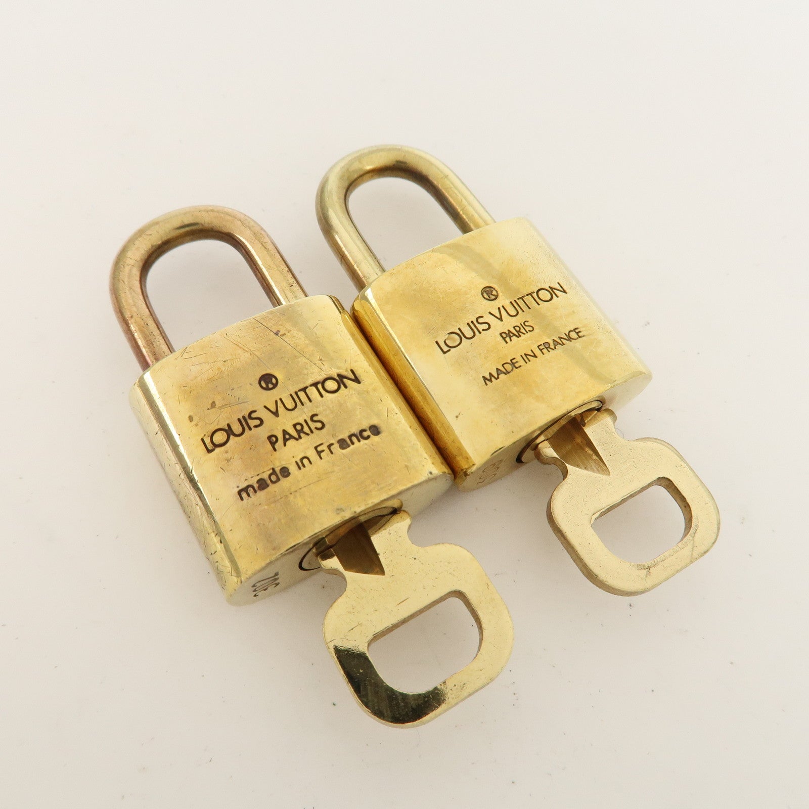 Louis Vuitton Set of 10 Lock 
Key Cadena Key Lock Metal Gold Used