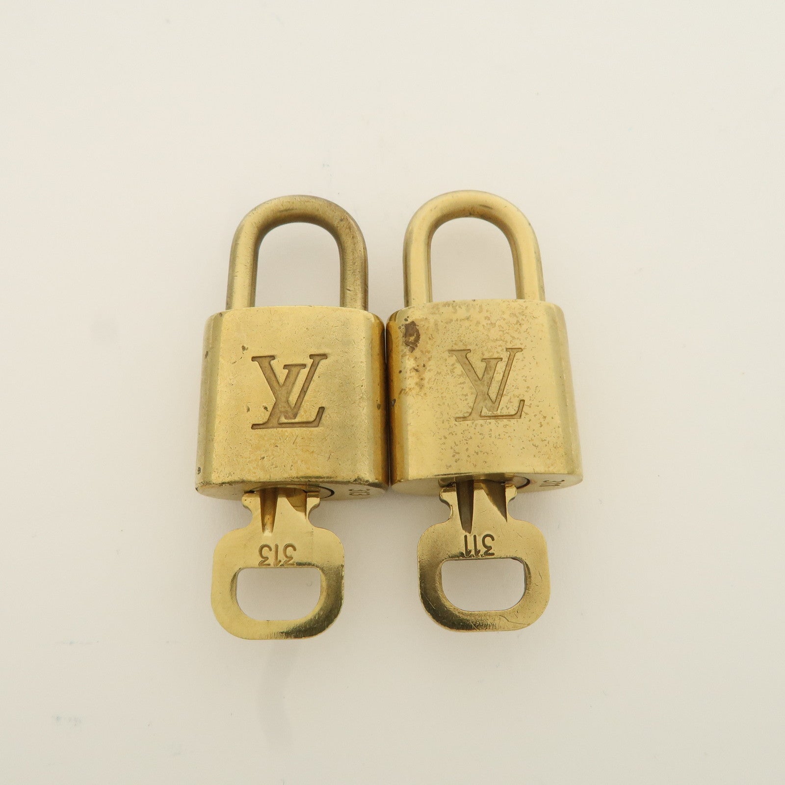 Louis Vuitton Set of 10 Lock 
Key Cadena Key Lock Metal Gold Used