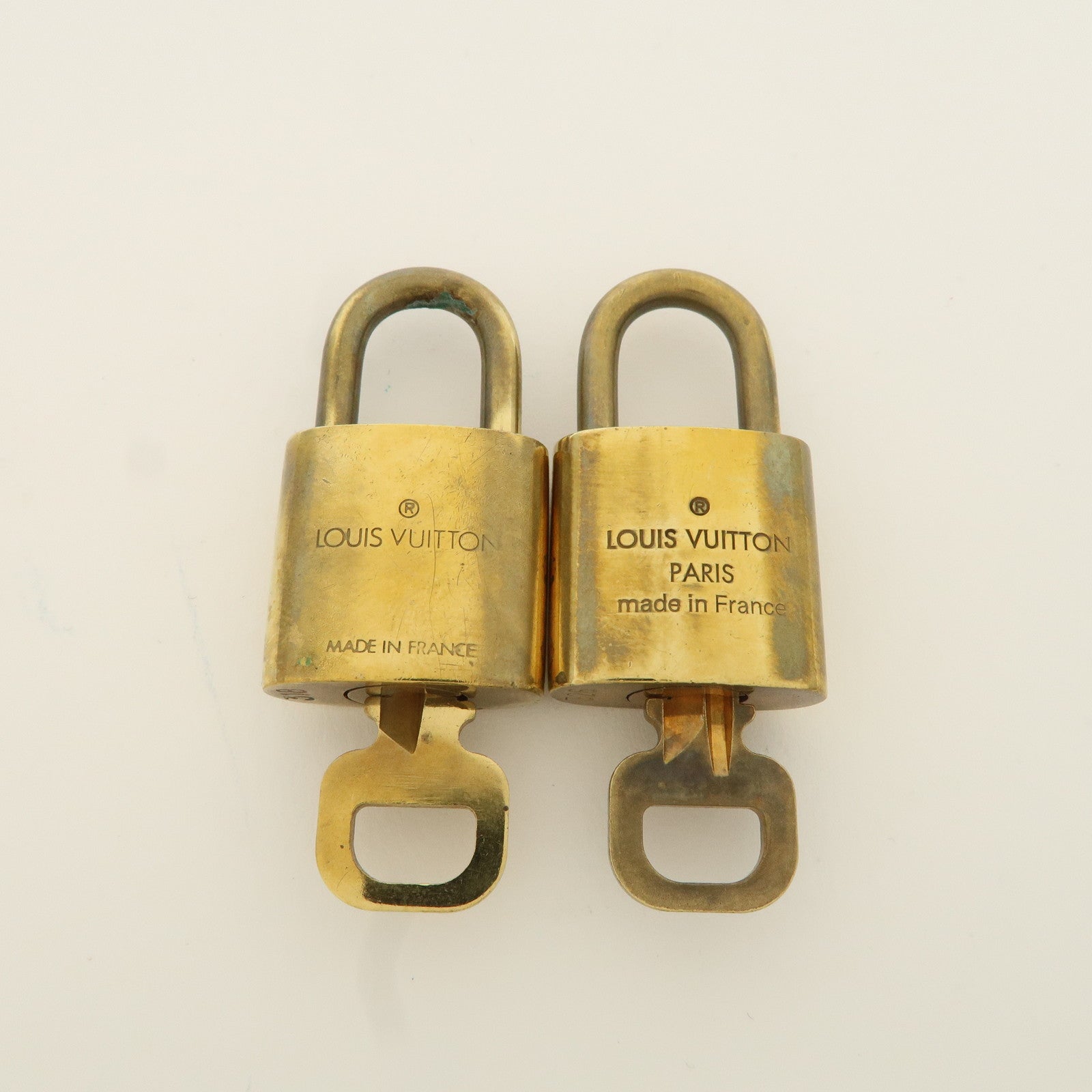 Louis Vuitton Set of 10 Lock 
Key Cadena Key Lock Metal Gold Used