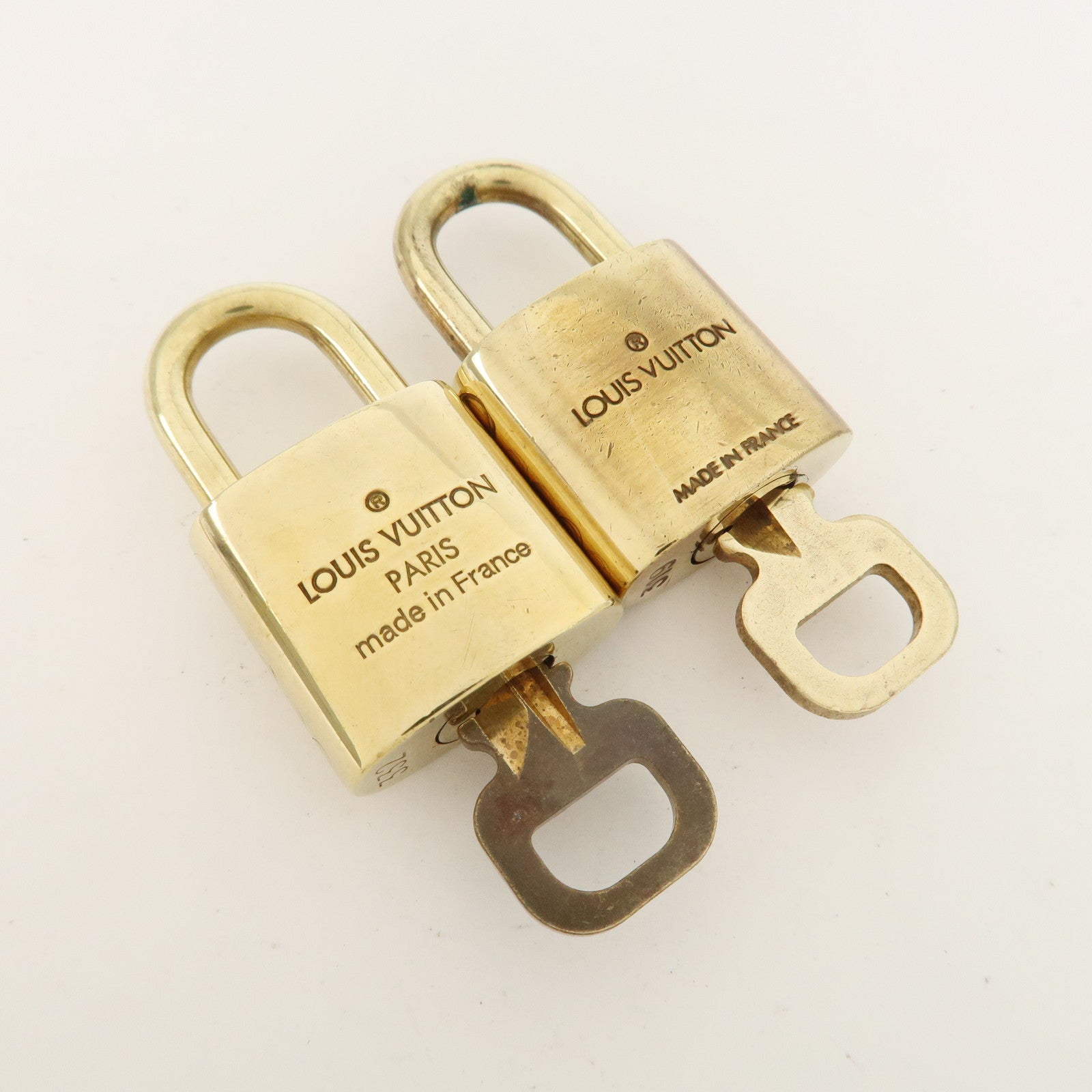 Louis Vuitton Set of 10 Lock 
Key Cadena Key Lock Metal Gold