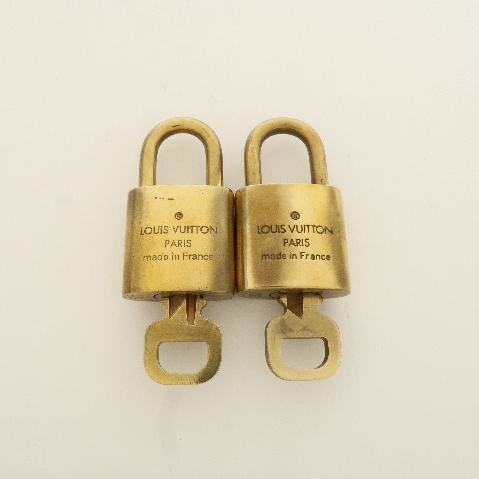 Louis Vuitton Set of 10 Lock 
Key Cadena Key Lock Metal Gold Used