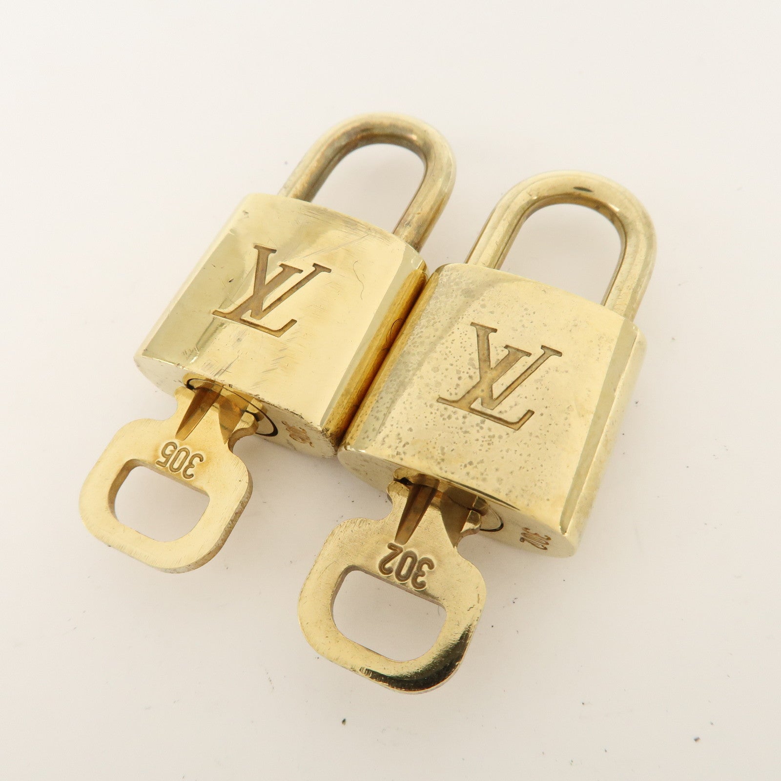 Louis Vuitton Set of 10 Lock 
Key Cadena Key Lock Metal Gold