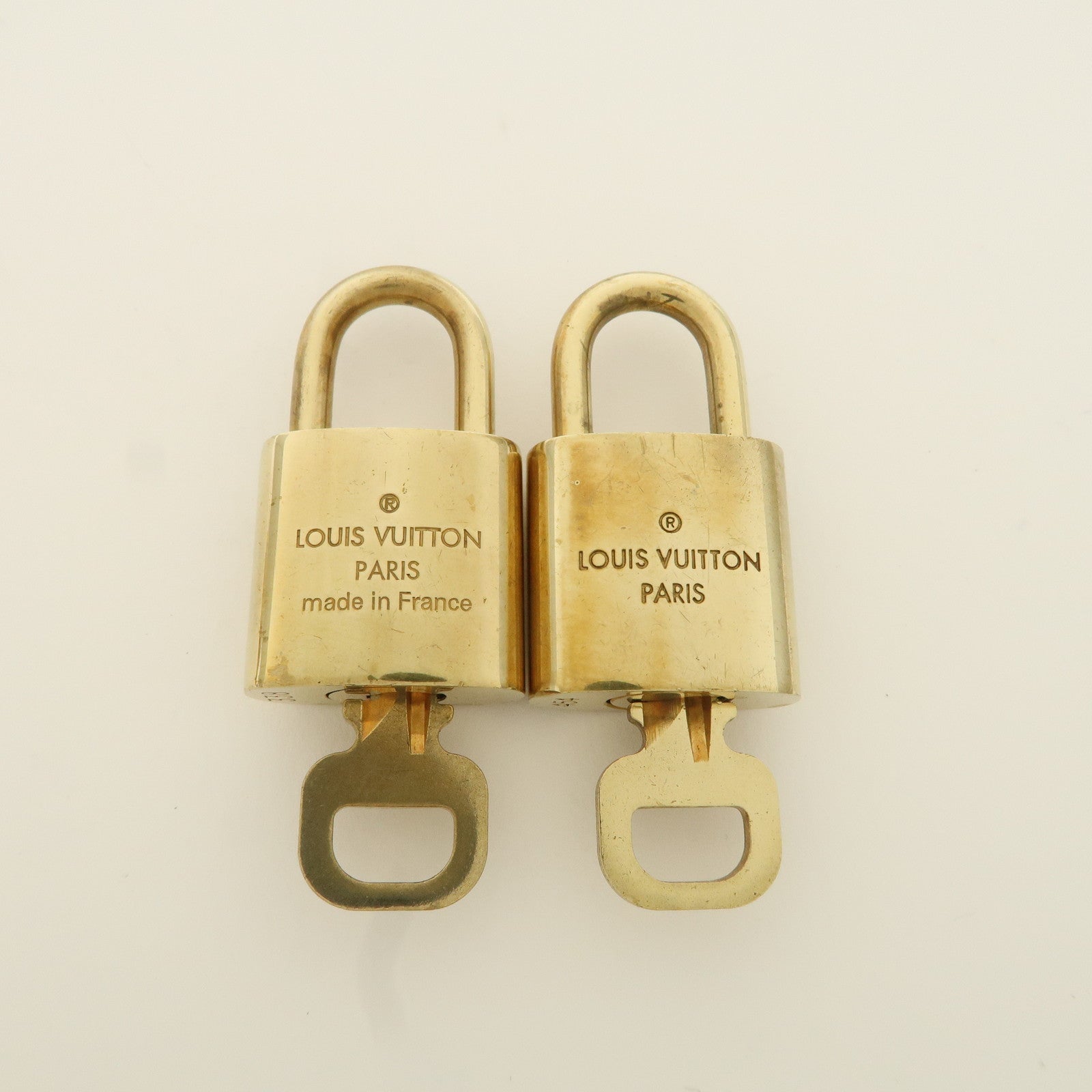 Louis Vuitton Set of 10 Lock 
Key Cadena Key Lock Metal Gold Used