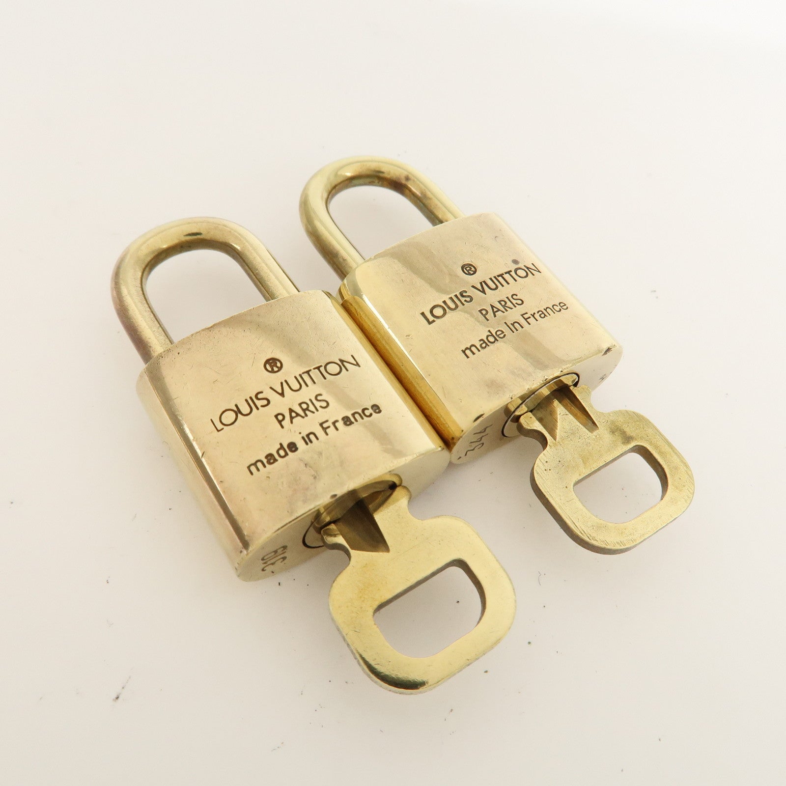 Louis Vuitton Set of 10 Lock 
Key Cadena Key Lock Metal Gold Used