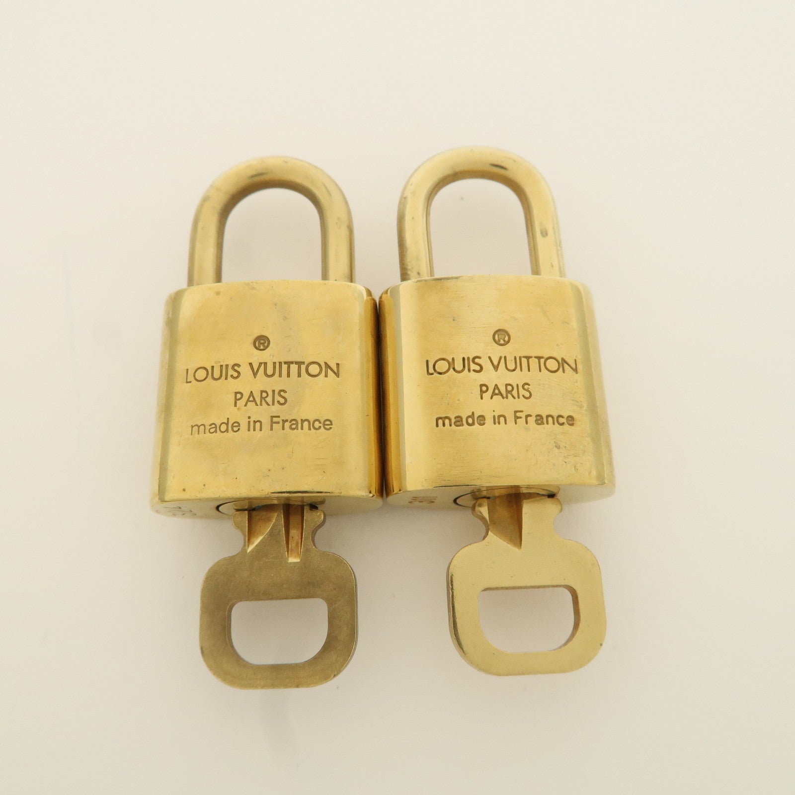 Louis Vuitton Set of 10 Lock 
Key Cadena Key Lock Metal Gold Used