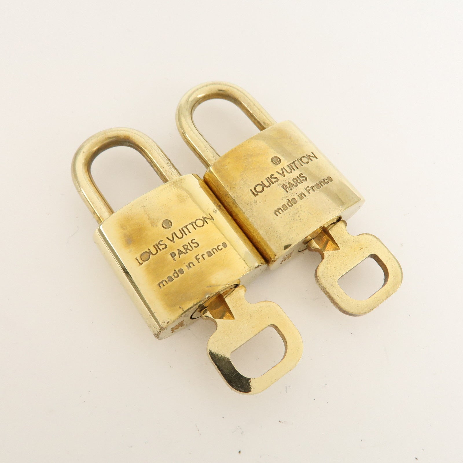 Louis Vuitton Set of 10 Lock 
Key Cadena Key Lock Metal Gold