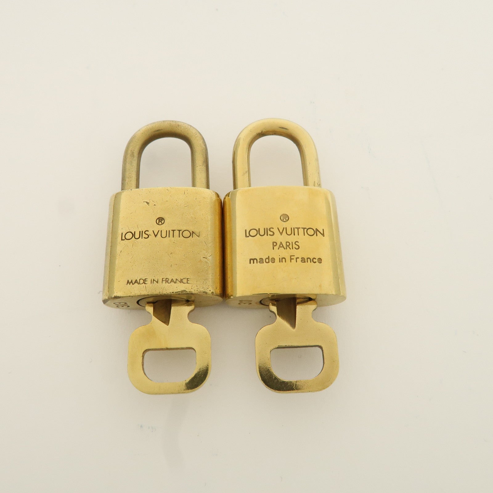 Louis Vuitton Set of 10 Lock 
Key Cadena Key Lock Metal Gold Used