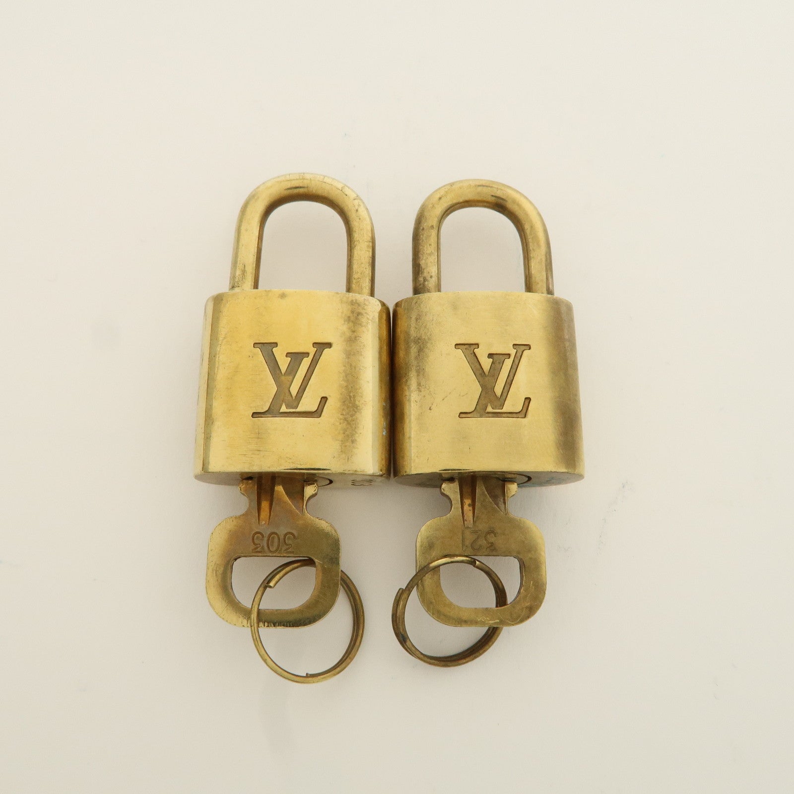 Louis Vuitton Set of 10 Lock 
Key Cadena Key Lock Metal Gold Used