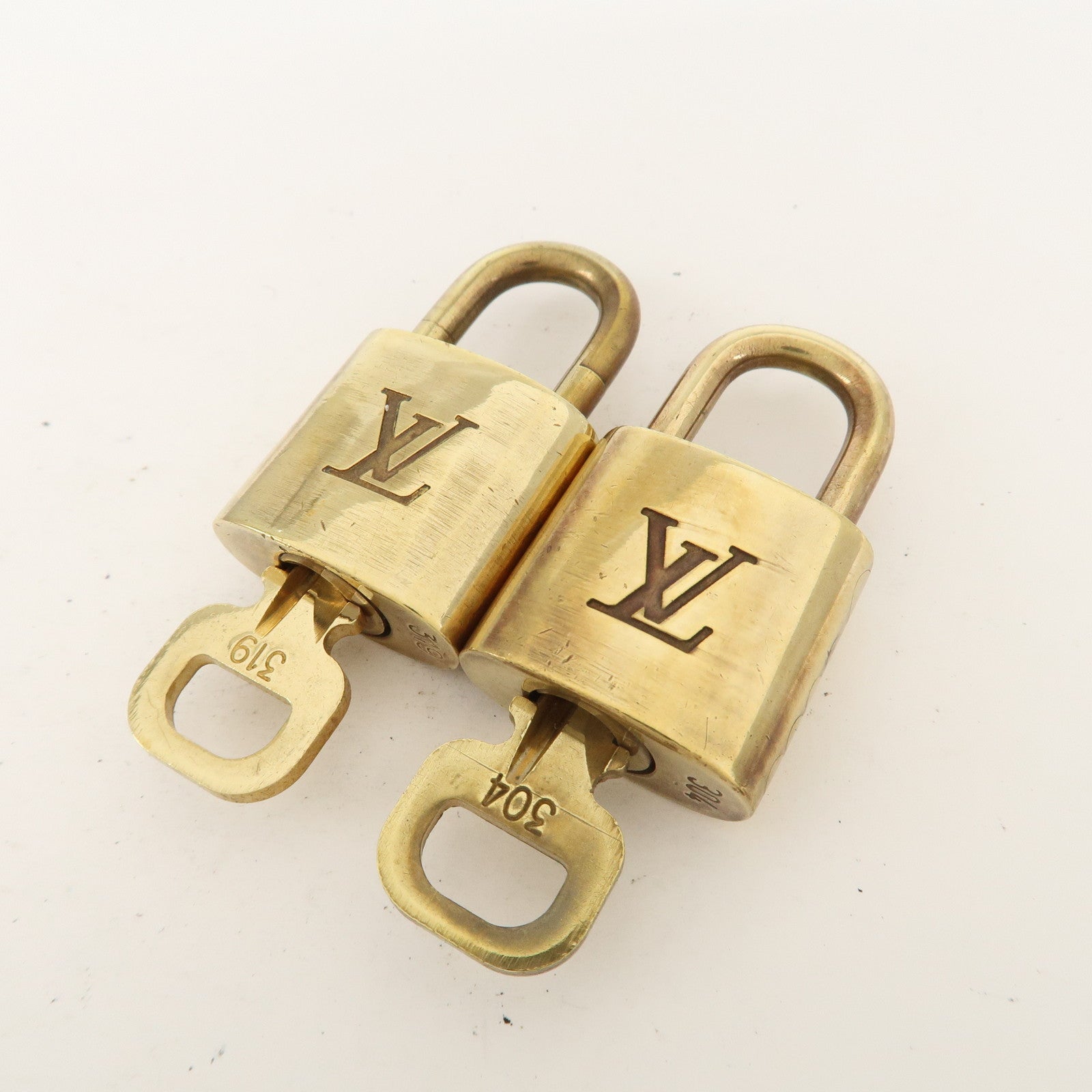 Louis Vuitton Set of 10 Lock 
Key Cadena Key Lock Metal Gold