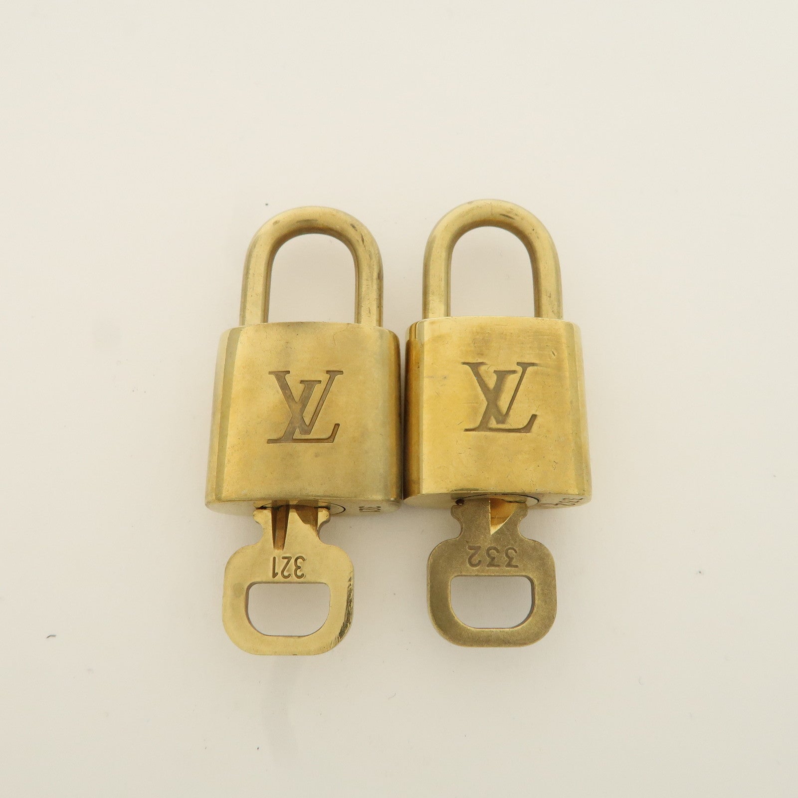 Louis Vuitton Set of 10 Lock 
Key Cadena Key Lock Metal Gold Used