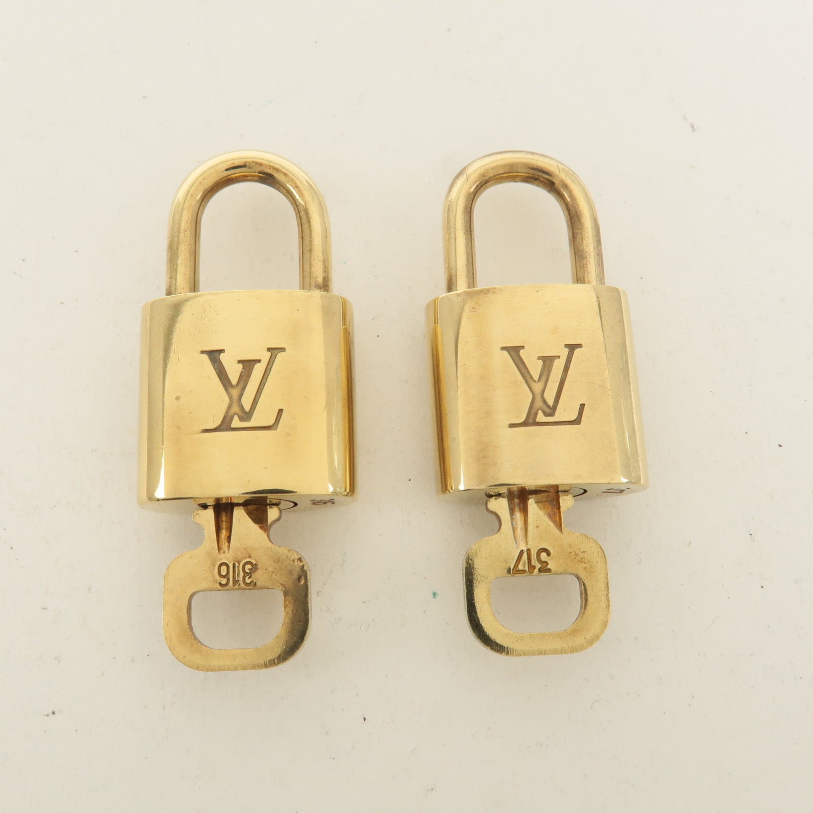 Louis Vuitton Set of 10 Lock 
Key Cadena Key Lock Gold