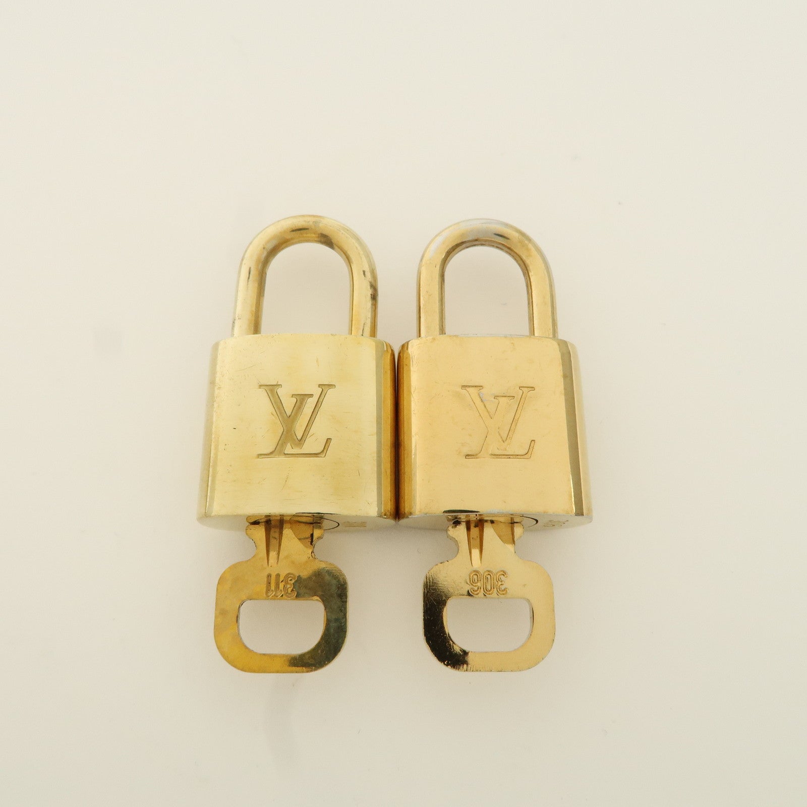 Louis Vuitton Set of 10 Lock 
Key Cadena Key Lock Metal Gold Used