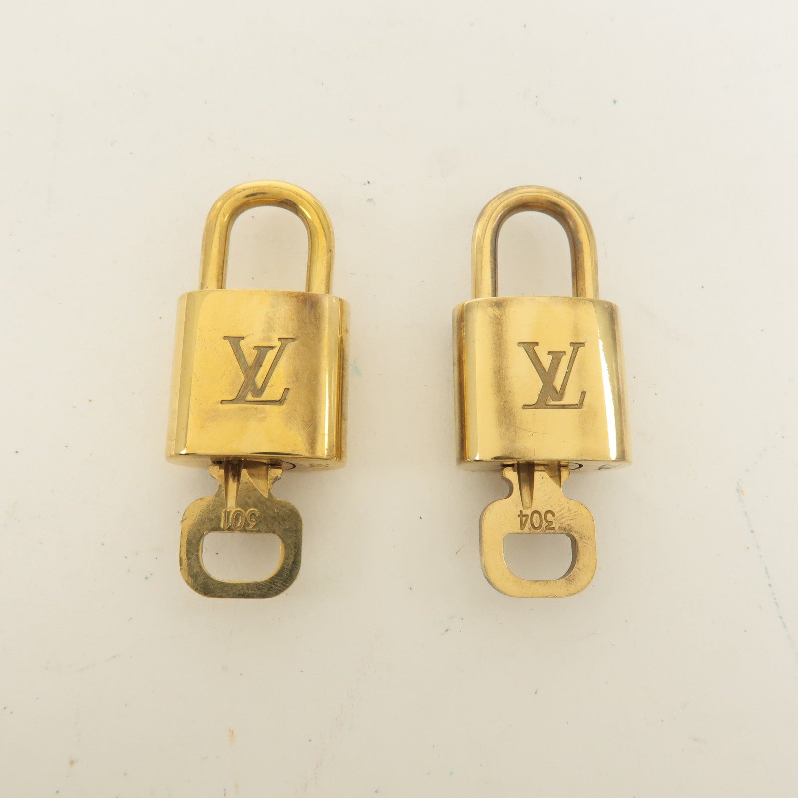 Louis Vuitton Set of 10 Lock 
Key Cadena Key Lock Gold