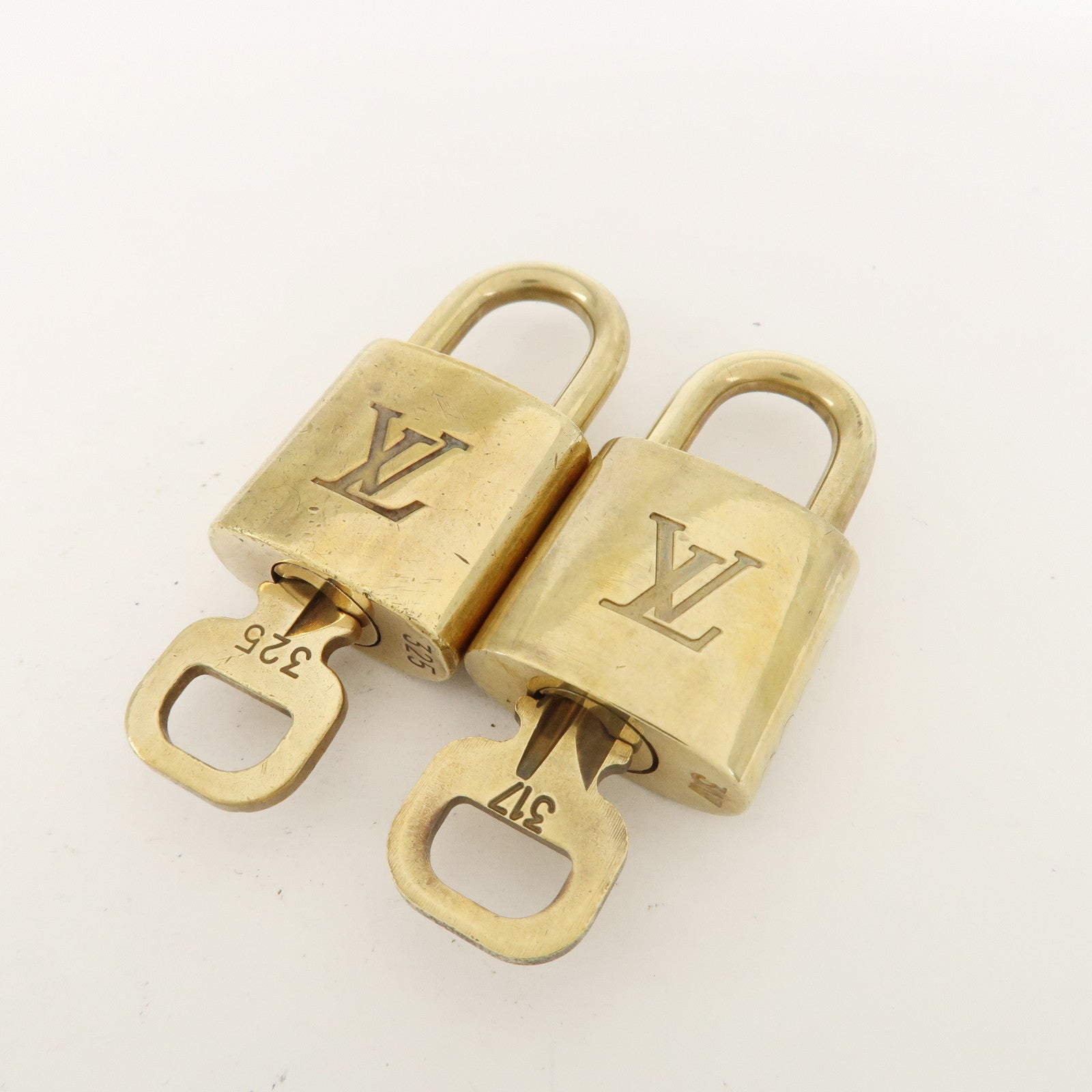 Louis Vuitton Set of 10 Lock 
Key Cadena Key Lock Metal Gold