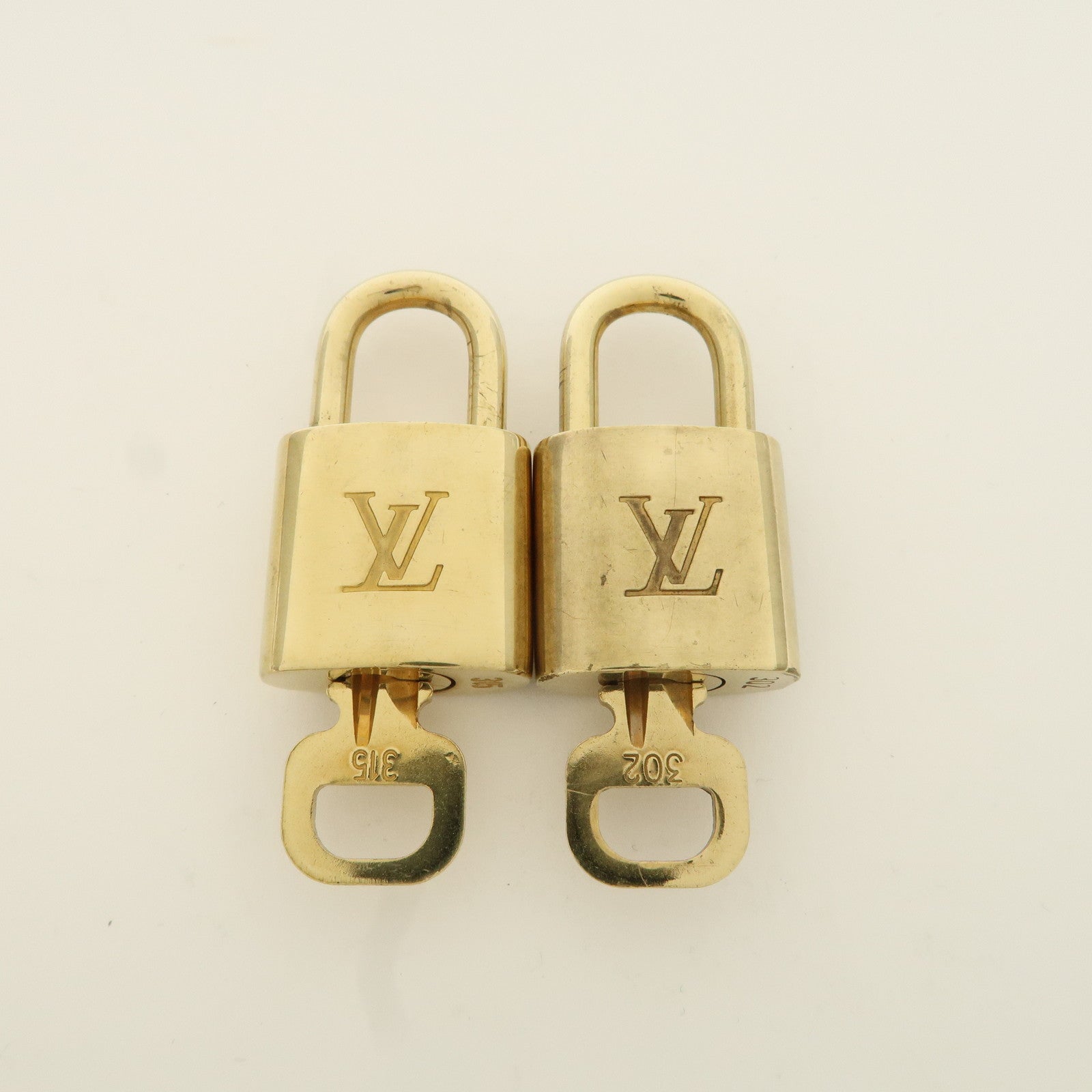 Louis Vuitton Set of 10 Lock 
Key Cadena Key Lock Metal Gold Used