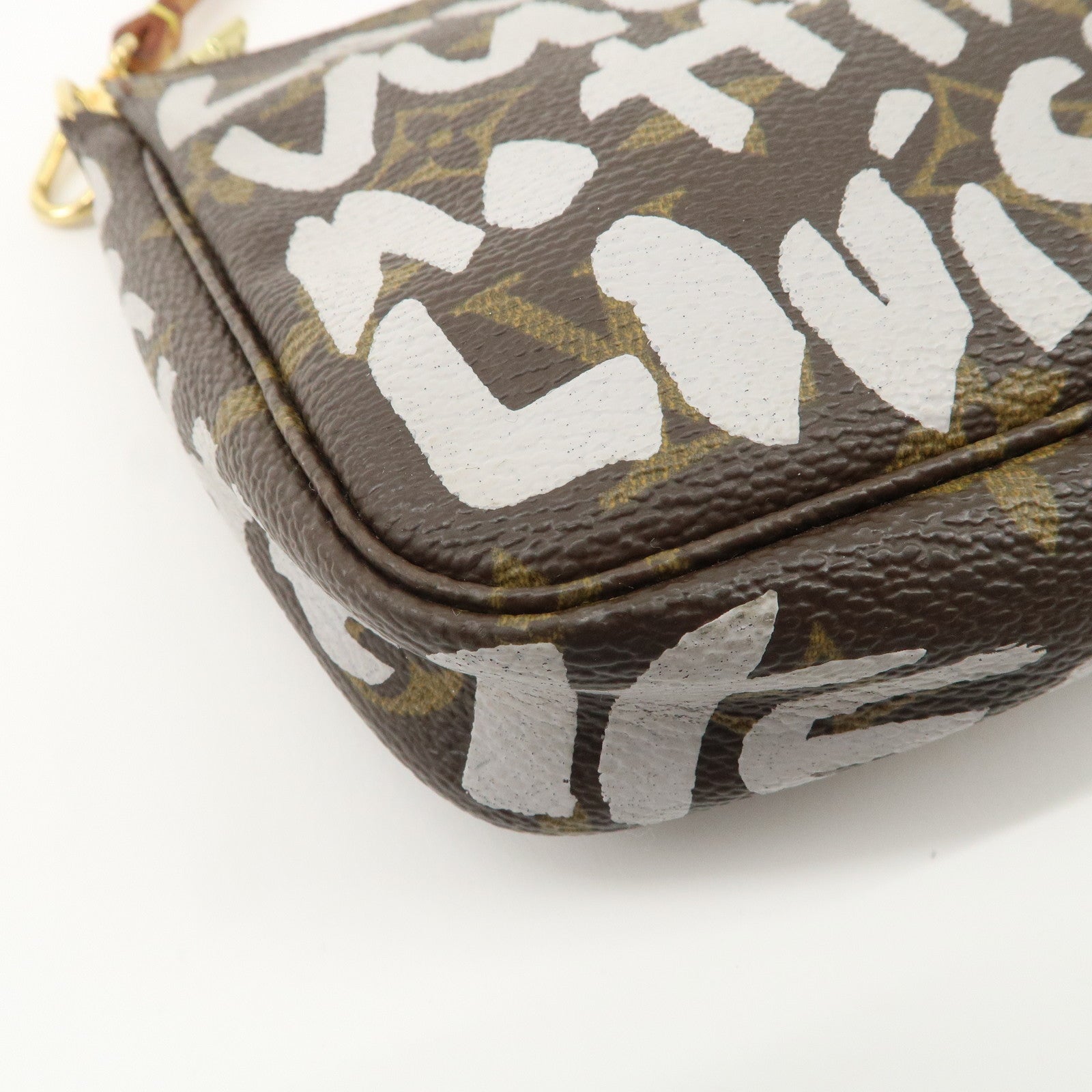 Louis Vuitton Monogram Graffiti Pochette Accessoires M92193 Used