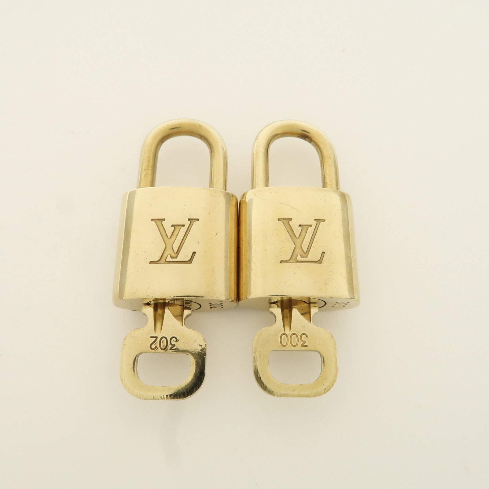 Louis Vuitton Set of 10 Lock 
Key Cadena Key Lock Metal Gold Used