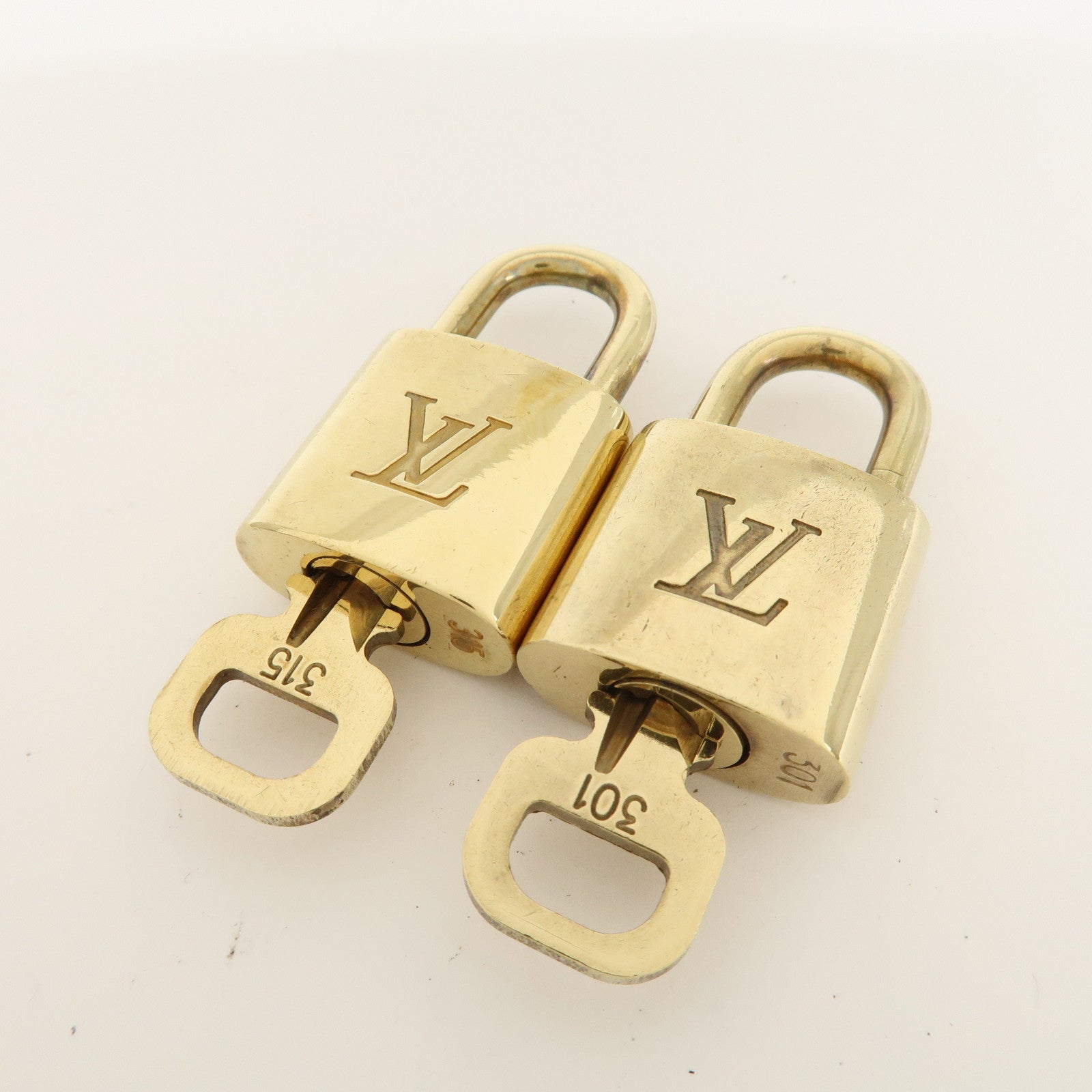 Louis Vuitton Set of 10 Lock 
Key Cadena Key Lock Metal Gold Used