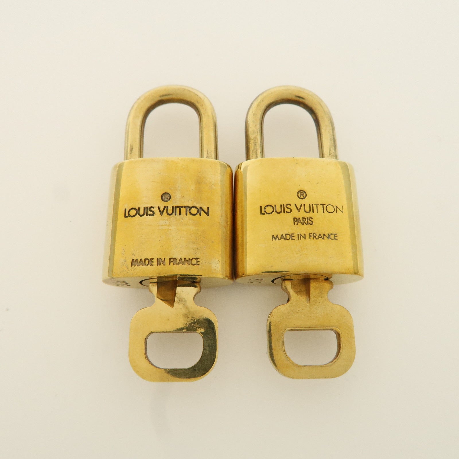 Louis Vuitton Set of 10 Lock 
Key Cadena Key Lock Metal Gold Used