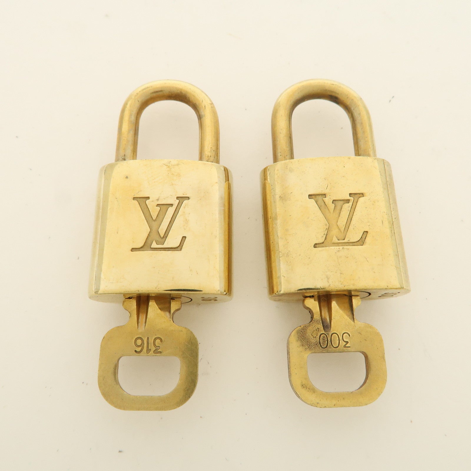 Louis Vuitton Set of 10 Lock 
Key Cadena Key Lock Used